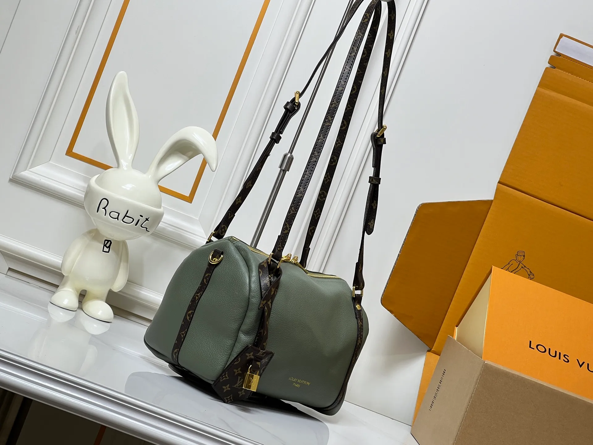 Batch 260💰Upgraded original M26037 M26451 M26359 M26397 M26358 M26039 M26905 M26360 M13668 M13667 This small Express handbag can be called an urban treasure, and its design is inspired by the brand's classic Keepall travel bag. Carefully crafted from fine calf leather, it is decorated with Monogram's classic pattern trim and lining, and is paired with metal hardware and iconic key cases and padlocks, embodying the essence of Louis Vuitton's travel heritage. The compact size can accommodate daily belongings and can be carried in various ways, making it suitable for modern urban life. Dimensions: 26 x 17 x 13.5 (cm) ((length x height x width)