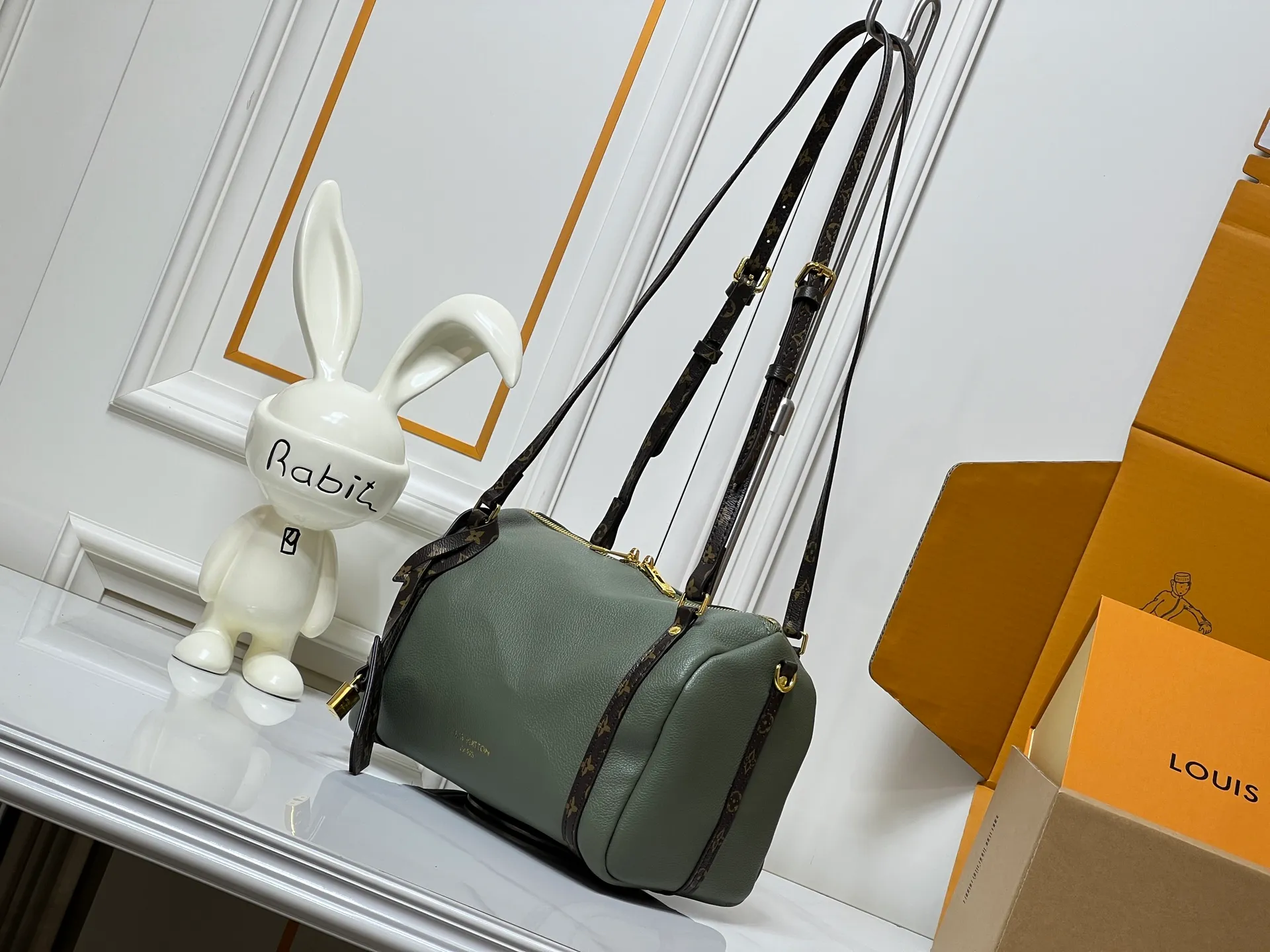Batch 260💰Upgraded original M26037 M26451 M26359 M26397 M26358 M26039 M26905 M26360 M13668 M13667 This small Express handbag can be called an urban treasure, and its design is inspired by the brand's classic Keepall travel bag. Carefully crafted from fine calf leather, it is decorated with Monogram's classic pattern trim and lining, and is paired with metal hardware and iconic key cases and padlocks, embodying the essence of Louis Vuitton's travel heritage. The compact size can accommodate daily belongings and can be carried in various ways, making it suitable for modern urban life. Dimensions: 26 x 17 x 13.5 (cm) ((length x height x width)