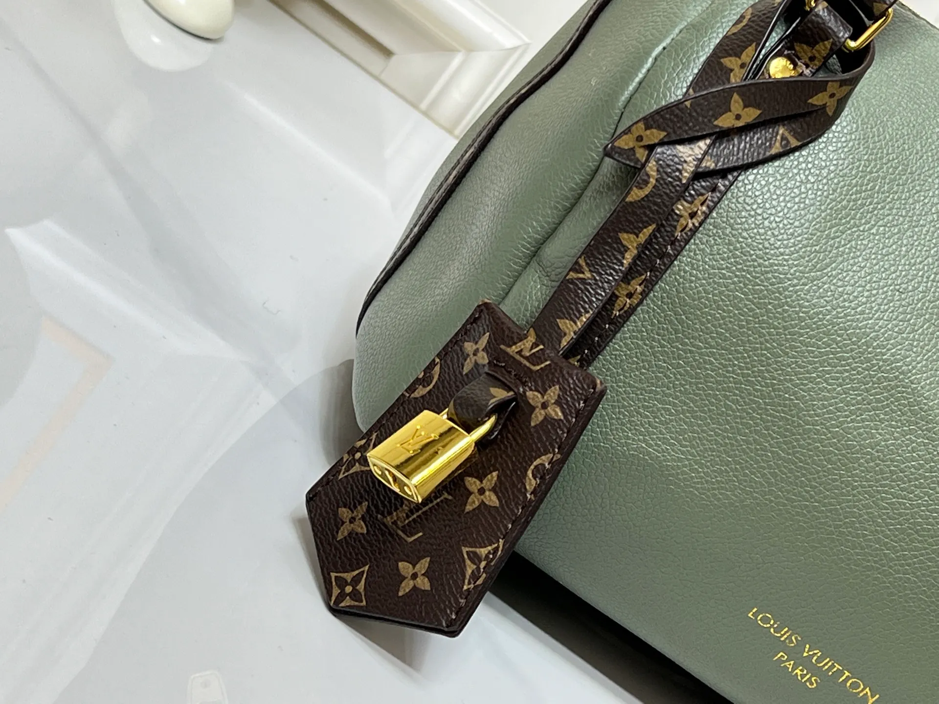 Batch 260💰Upgraded original M26037 M26451 M26359 M26397 M26358 M26039 M26905 M26360 M13668 M13667 This small Express handbag can be called an urban treasure, and its design is inspired by the brand's classic Keepall travel bag. Carefully crafted from fine calf leather, it is decorated with Monogram's classic pattern trim and lining, and is paired with metal hardware and iconic key cases and padlocks, embodying the essence of Louis Vuitton's travel heritage. The compact size can accommodate daily belongings and can be carried in various ways, making it suitable for modern urban life. Dimensions: 26 x 17 x 13.5 (cm) ((length x height x width)