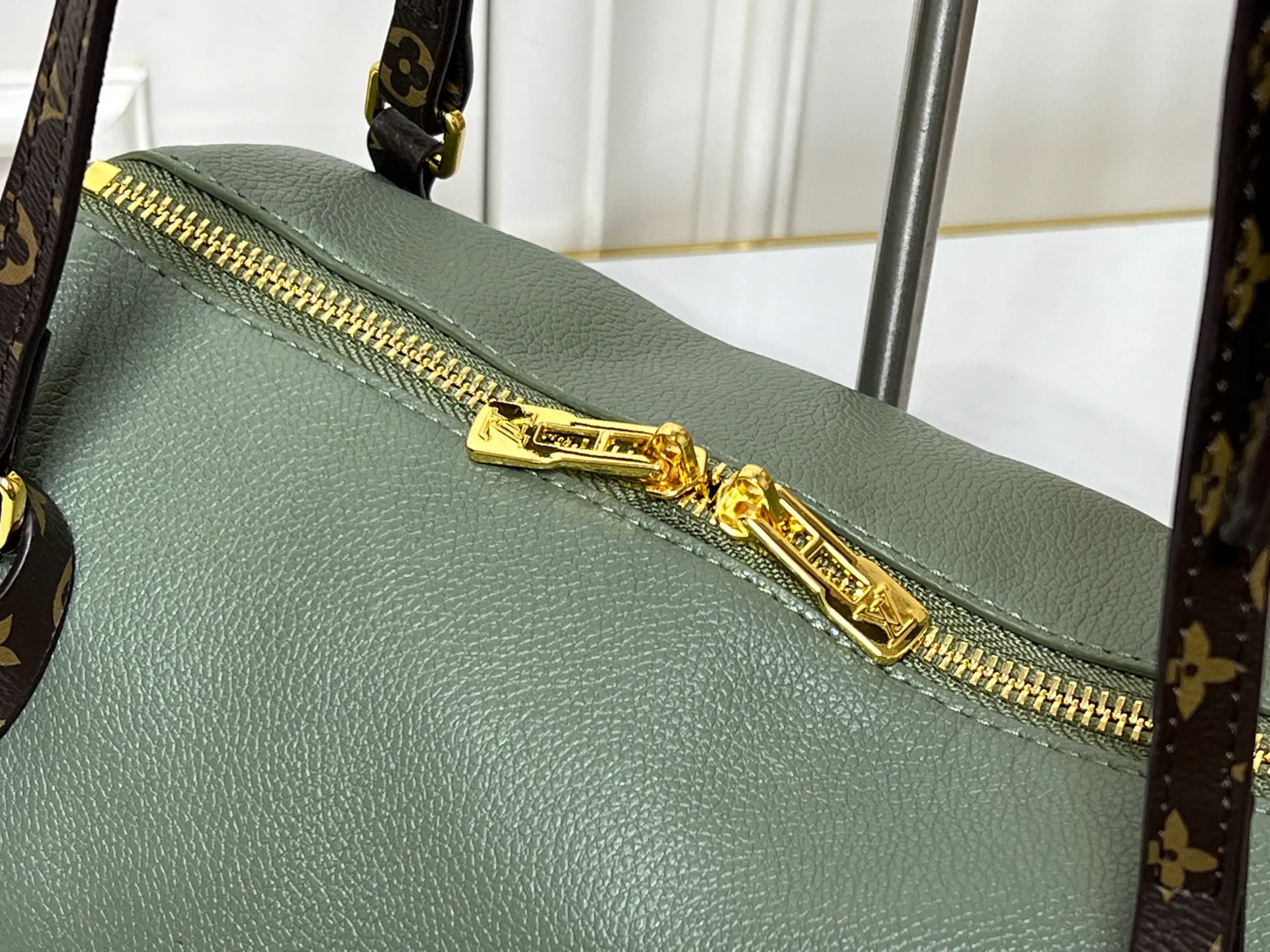 Batch 260💰Upgraded original M26037 M26451 M26359 M26397 M26358 M26039 M26905 M26360 M13668 M13667 This small Express handbag can be called an urban treasure, and its design is inspired by the brand's classic Keepall travel bag. Carefully crafted from fine calf leather, it is decorated with Monogram's classic pattern trim and lining, and is paired with metal hardware and iconic key cases and padlocks, embodying the essence of Louis Vuitton's travel heritage. The compact size can accommodate daily belongings and can be carried in various ways, making it suitable for modern urban life. Dimensions: 26 x 17 x 13.5 (cm) ((length x height x width)