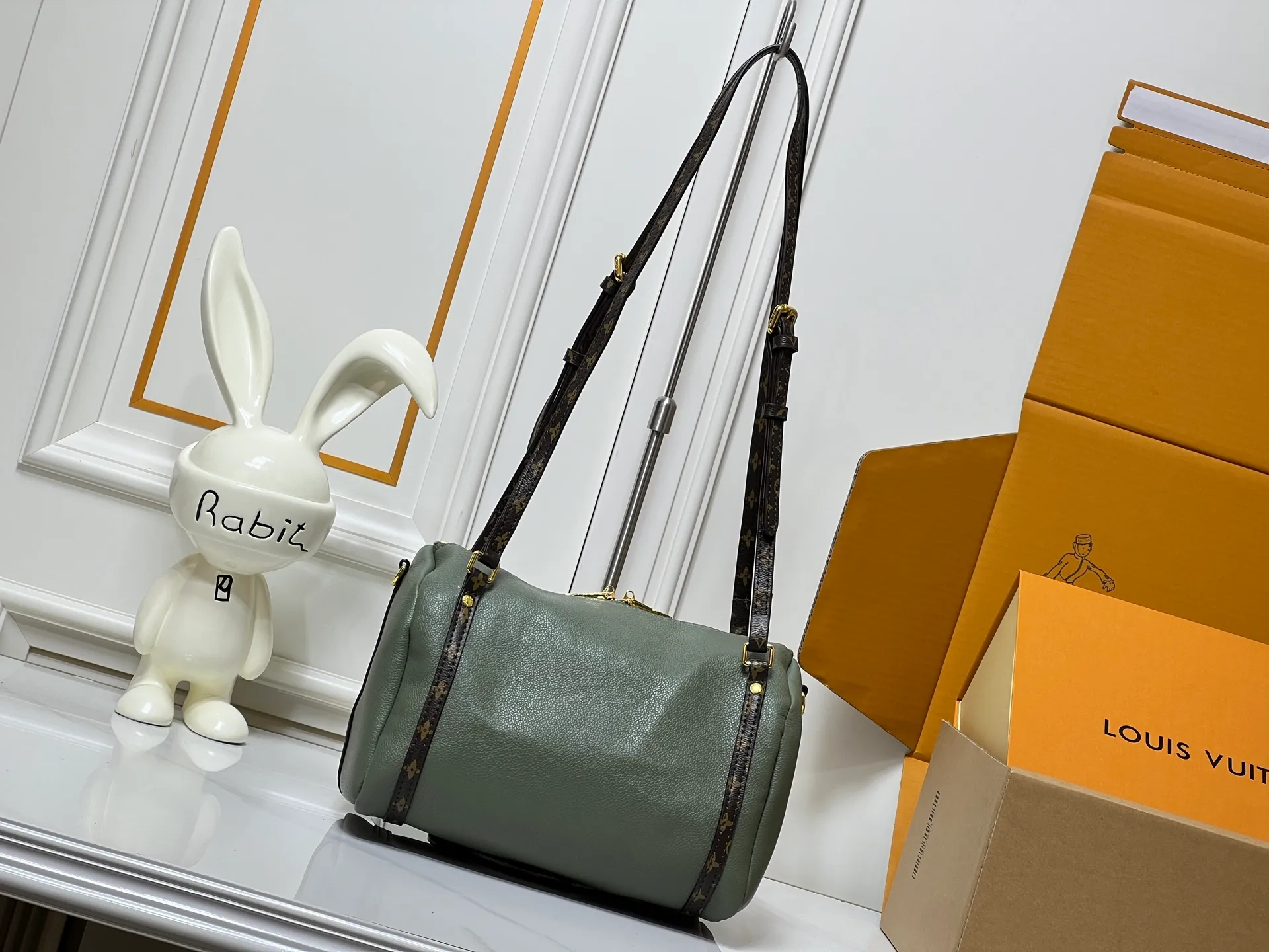Batch 260💰Upgraded original M26037 M26451 M26359 M26397 M26358 M26039 M26905 M26360 M13668 M13667 This small Express handbag can be called an urban treasure, and its design is inspired by the brand's classic Keepall travel bag. Carefully crafted from fine calf leather, it is decorated with Monogram's classic pattern trim and lining, and is paired with metal hardware and iconic key cases and padlocks, embodying the essence of Louis Vuitton's travel heritage. The compact size can accommodate daily belongings and can be carried in various ways, making it suitable for modern urban life. Dimensions: 26 x 17 x 13.5 (cm) ((length x height x width)