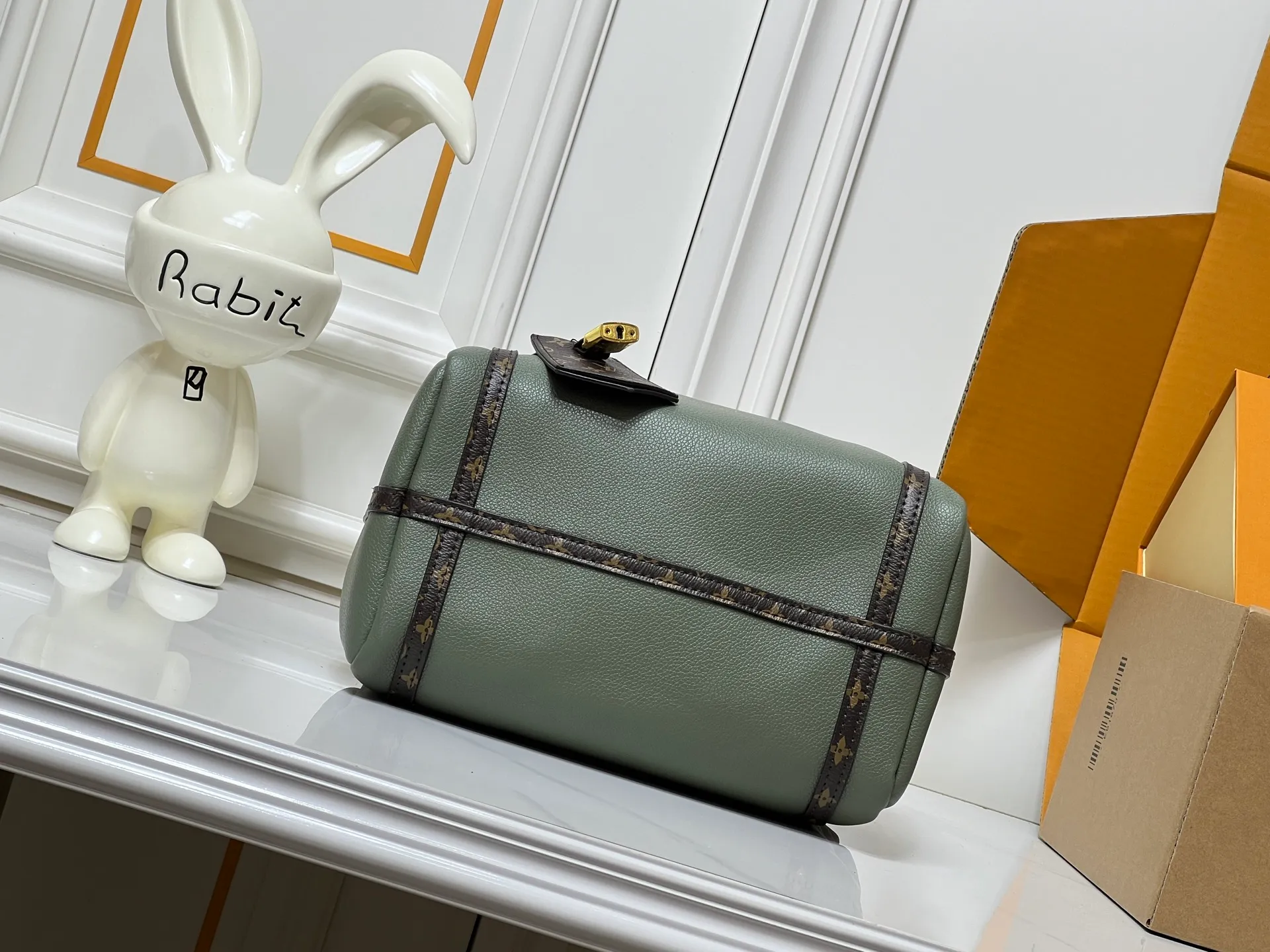 Batch 260💰Upgraded original M26037 M26451 M26359 M26397 M26358 M26039 M26905 M26360 M13668 M13667 This small Express handbag can be called an urban treasure, and its design is inspired by the brand's classic Keepall travel bag. Carefully crafted from fine calf leather, it is decorated with Monogram's classic pattern trim and lining, and is paired with metal hardware and iconic key cases and padlocks, embodying the essence of Louis Vuitton's travel heritage. The compact size can accommodate daily belongings and can be carried in various ways, making it suitable for modern urban life. Dimensions: 26 x 17 x 13.5 (cm) ((length x height x width)