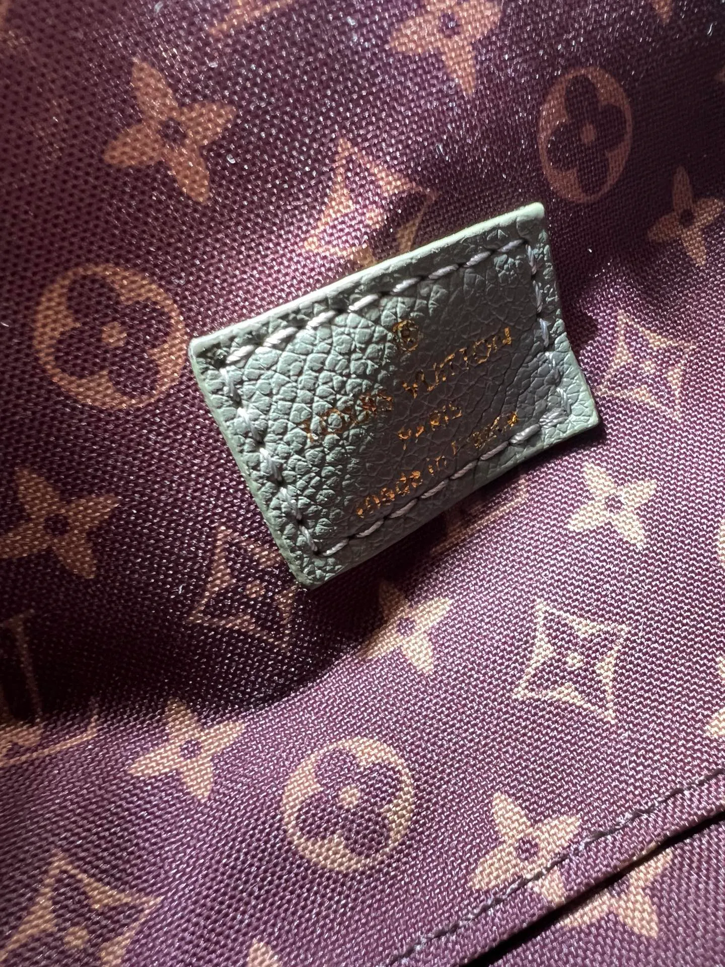 Batch 260💰Upgraded original M26037 M26451 M26359 M26397 M26358 M26039 M26905 M26360 M13668 M13667 This small Express handbag can be called an urban treasure, and its design is inspired by the brand's classic Keepall travel bag. Carefully crafted from fine calf leather, it is decorated with Monogram's classic pattern trim and lining, and is paired with metal hardware and iconic key cases and padlocks, embodying the essence of Louis Vuitton's travel heritage. The compact size can accommodate daily belongings and can be carried in various ways, making it suitable for modern urban life. Dimensions: 26 x 17 x 13.5 (cm) ((length x height x width)