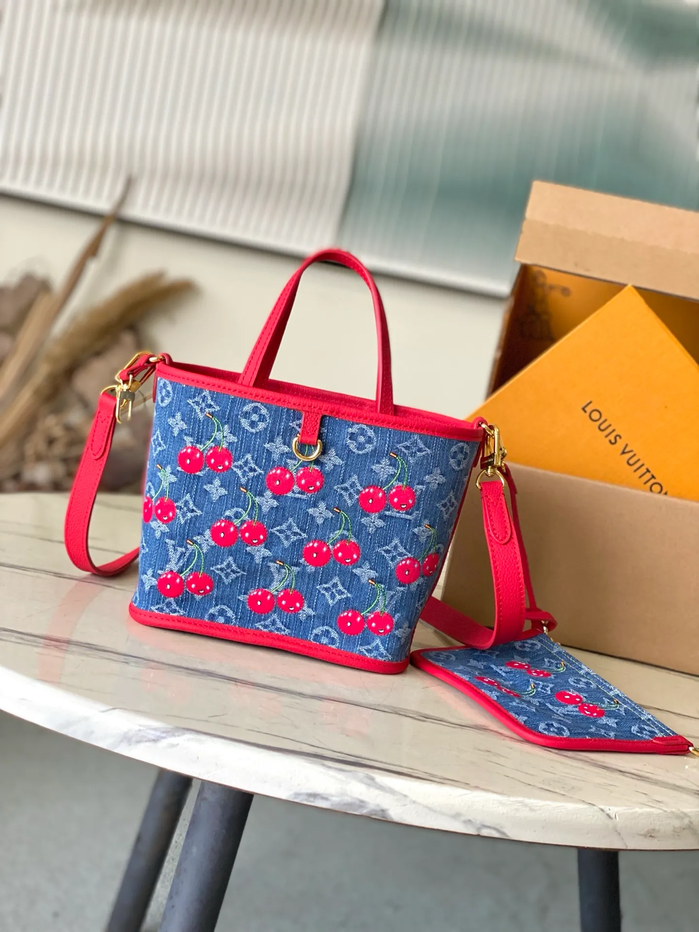💰1180 Top Original Order M14997 This Neverfull Inside Out BB handbag comes from the Louis Vuitton Cherry embroidery pays homage to the Japanese artist's distinctive style, and a removable denim zip pocket completes the design. Dimensions: 26.5 × 16.5 × 11 cm