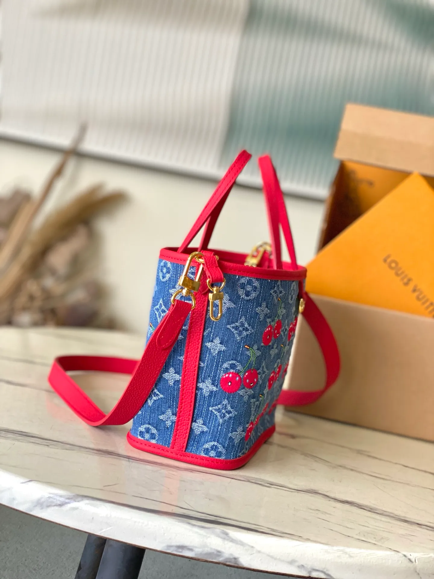 💰1180 Top Original Order M14997 This Neverfull Inside Out BB handbag comes from the Louis Vuitton Cherry embroidery pays homage to the Japanese artist's distinctive style, and a removable denim zip pocket completes the design. Dimensions: 26.5 × 16.5 × 11 cm