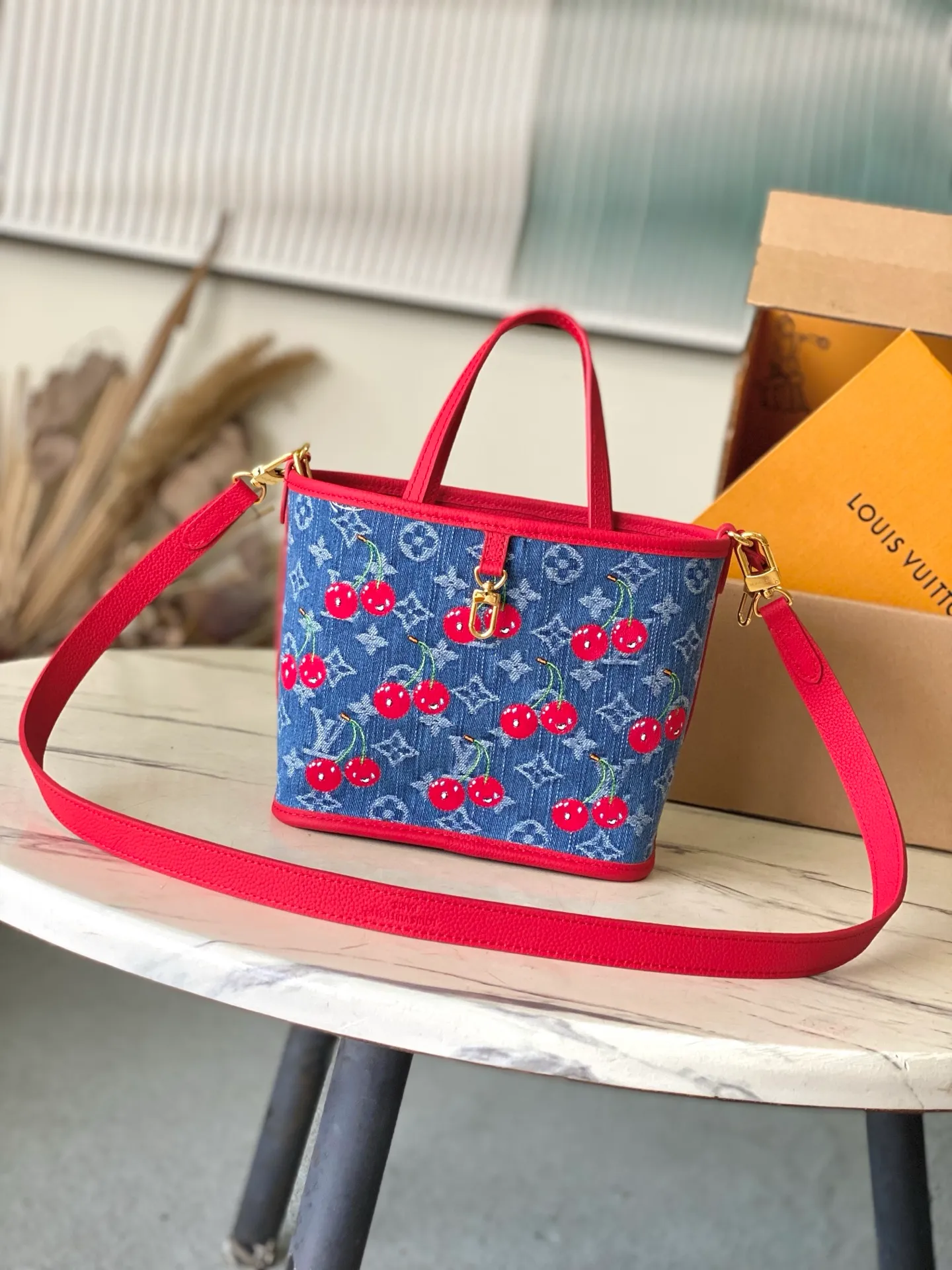💰1180 Top Original Order M14997 This Neverfull Inside Out BB handbag comes from the Louis Vuitton Cherry embroidery pays homage to the Japanese artist's distinctive style, and a removable denim zip pocket completes the design. Dimensions: 26.5 × 16.5 × 11 cm