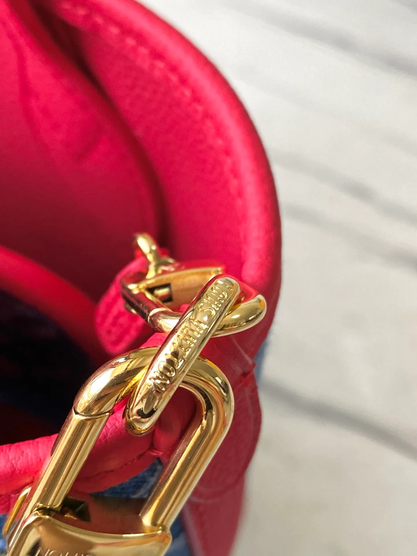 💰1180 Top Original Order M14997 This Neverfull Inside Out BB handbag comes from the Louis Vuitton Cherry embroidery pays homage to the Japanese artist's distinctive style, and a removable denim zip pocket completes the design. Dimensions: 26.5 × 16.5 × 11 cm