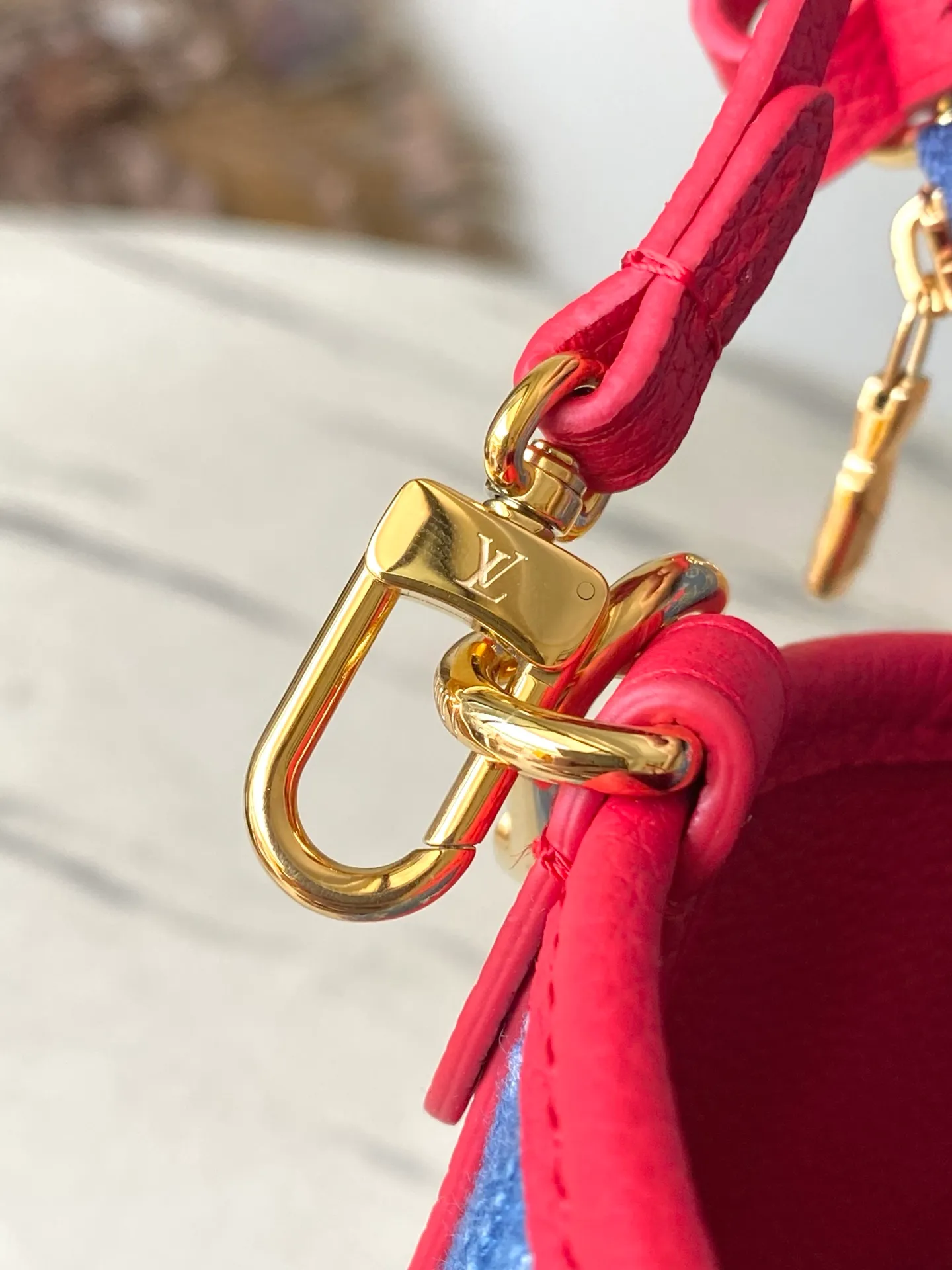 💰1180 Top Original Order M14997 This Neverfull Inside Out BB handbag comes from the Louis Vuitton Cherry embroidery pays homage to the Japanese artist's distinctive style, and a removable denim zip pocket completes the design. Dimensions: 26.5 × 16.5 × 11 cm