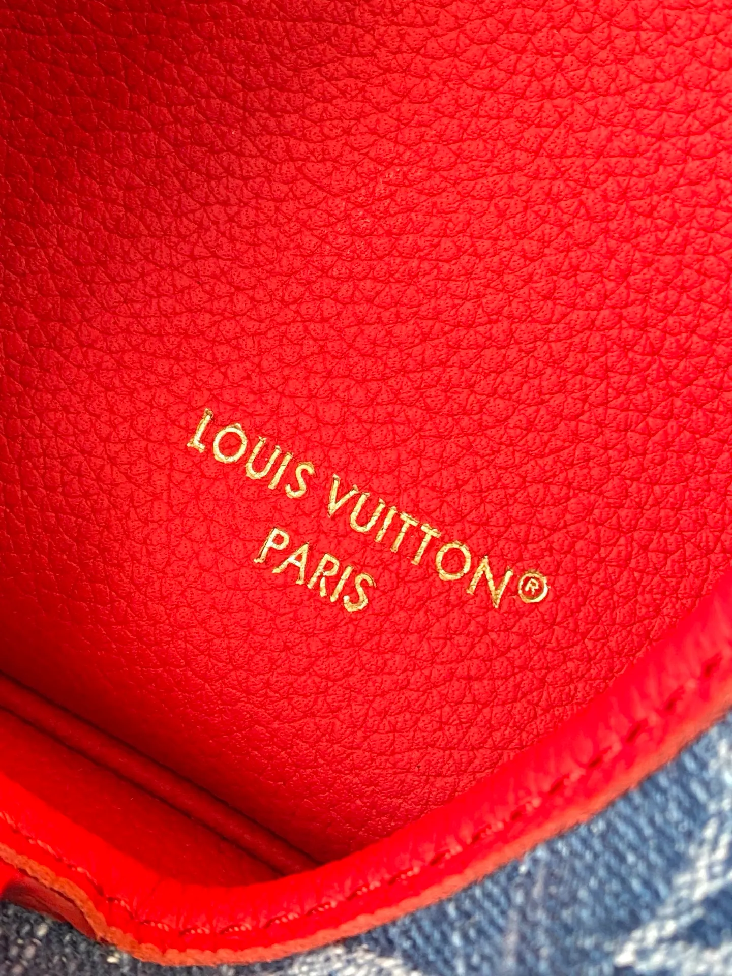 💰1180 Top Original Order M14997 This Neverfull Inside Out BB handbag comes from the Louis Vuitton Cherry embroidery pays homage to the Japanese artist's distinctive style, and a removable denim zip pocket completes the design. Dimensions: 26.5 × 16.5 × 11 cm