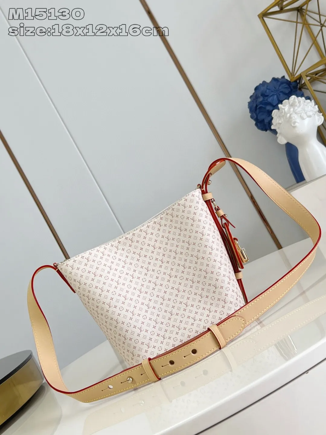 💰1180 Top original individual real shot M15130] Louis Vuitton uses LV Romance elements to convey vitality and launches this All In BB handbag in the 2025 early autumn series. The classic Monogram and Damier patterns are creatively blended, and the delicate cowhide leather body is embellished with iconic padlocks and Bloom decorations. Plenty of space to easily store daily necessities, and the detachable zipper bag keeps small items safe and secure. 18 x 12 x 16 cm (height x width x length)