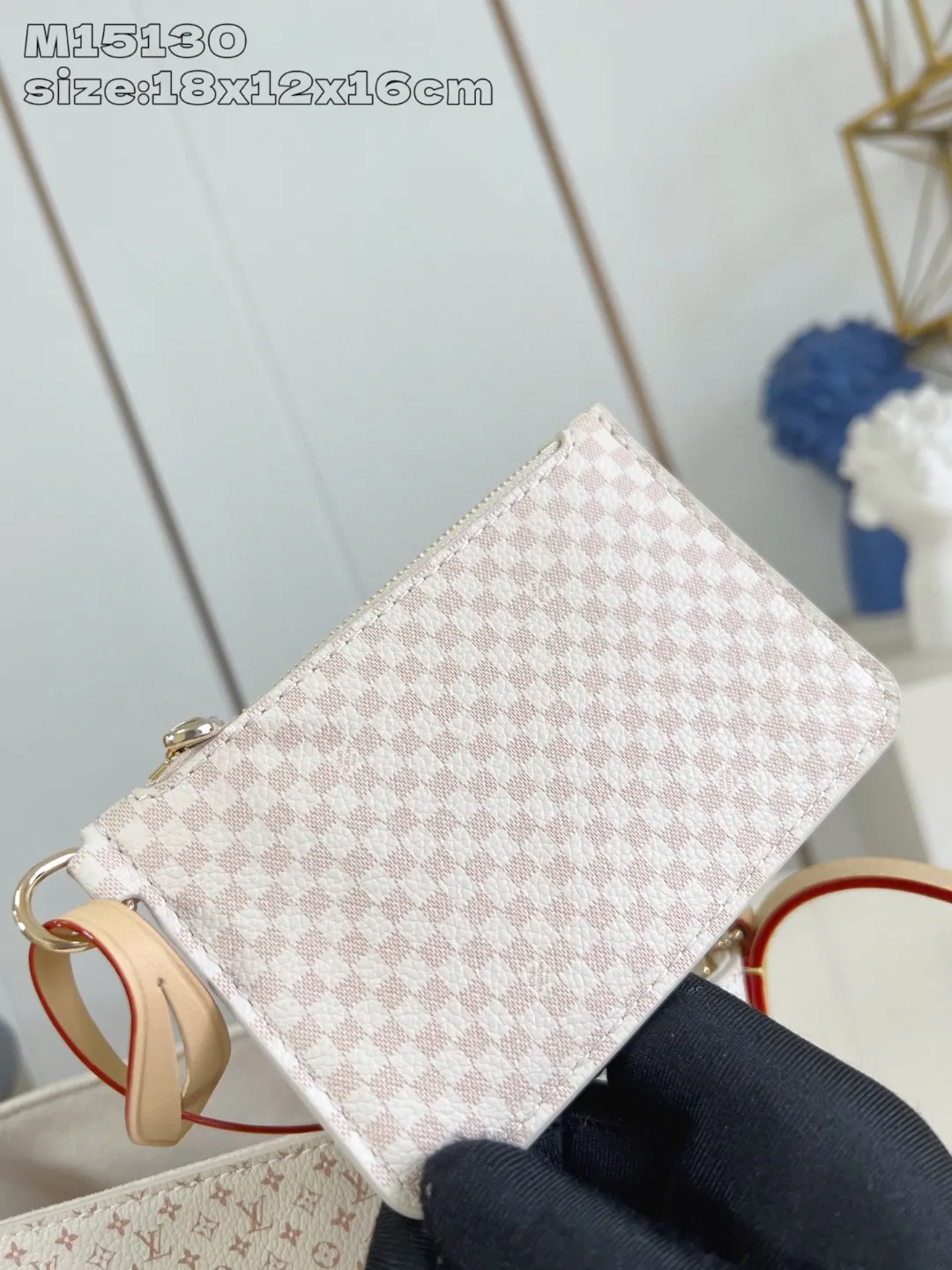 💰1180 Top original individual real shot M15130] Louis Vuitton uses LV Romance elements to convey vitality and launches this All In BB handbag in the 2025 early autumn series. The classic Monogram and Damier patterns are creatively blended, and the delicate cowhide leather body is embellished with iconic padlocks and Bloom decorations. Plenty of space to easily store daily necessities, and the detachable zipper bag keeps small items safe and secure. 18 x 12 x 16 cm (height x width x length)