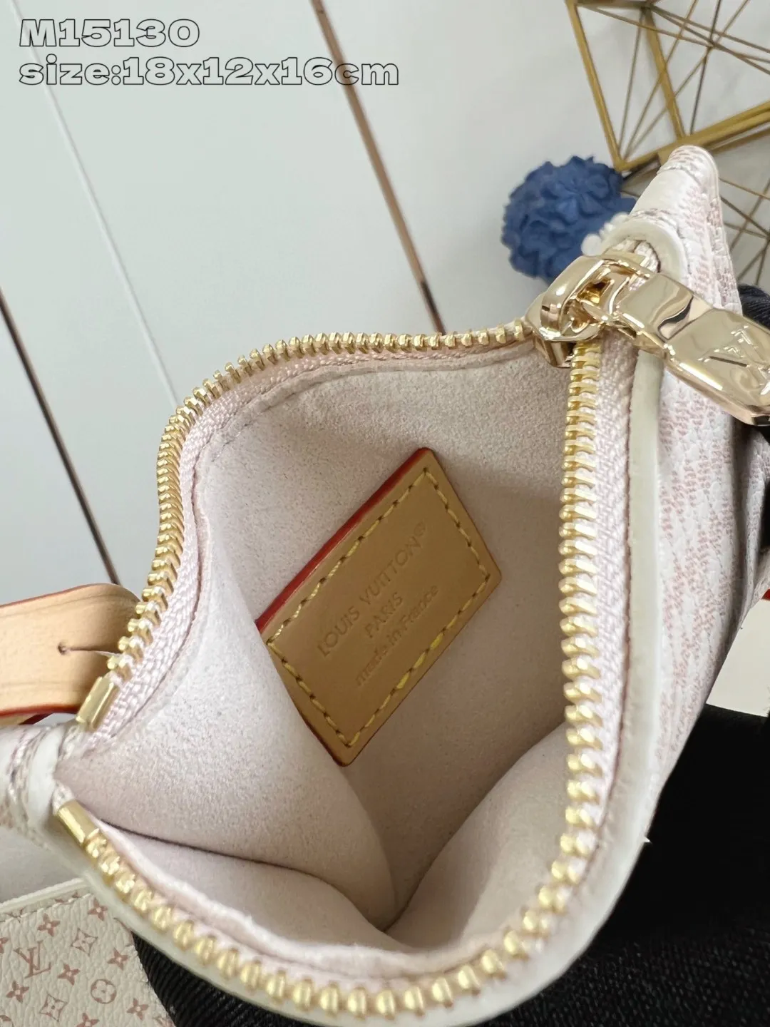 💰1180 Top original individual real shot M15130] Louis Vuitton uses LV Romance elements to convey vitality and launches this All In BB handbag in the 2025 early autumn series. The classic Monogram and Damier patterns are creatively blended, and the delicate cowhide leather body is embellished with iconic padlocks and Bloom decorations. Plenty of space to easily store daily necessities, and the detachable zipper bag keeps small items safe and secure. 18 x 12 x 16 cm (height x width x length)