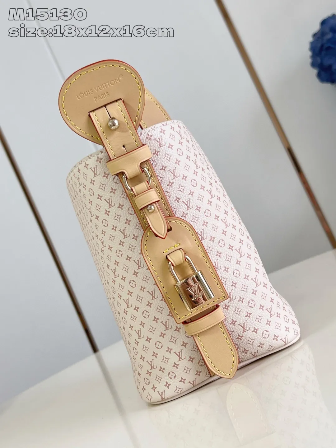 💰1180 Top original individual real shot M15130] Louis Vuitton uses LV Romance elements to convey vitality and launches this All In BB handbag in the 2025 early autumn series. The classic Monogram and Damier patterns are creatively blended, and the delicate cowhide leather body is embellished with iconic padlocks and Bloom decorations. Plenty of space to easily store daily necessities, and the detachable zipper bag keeps small items safe and secure. 18 x 12 x 16 cm (height x width x length)