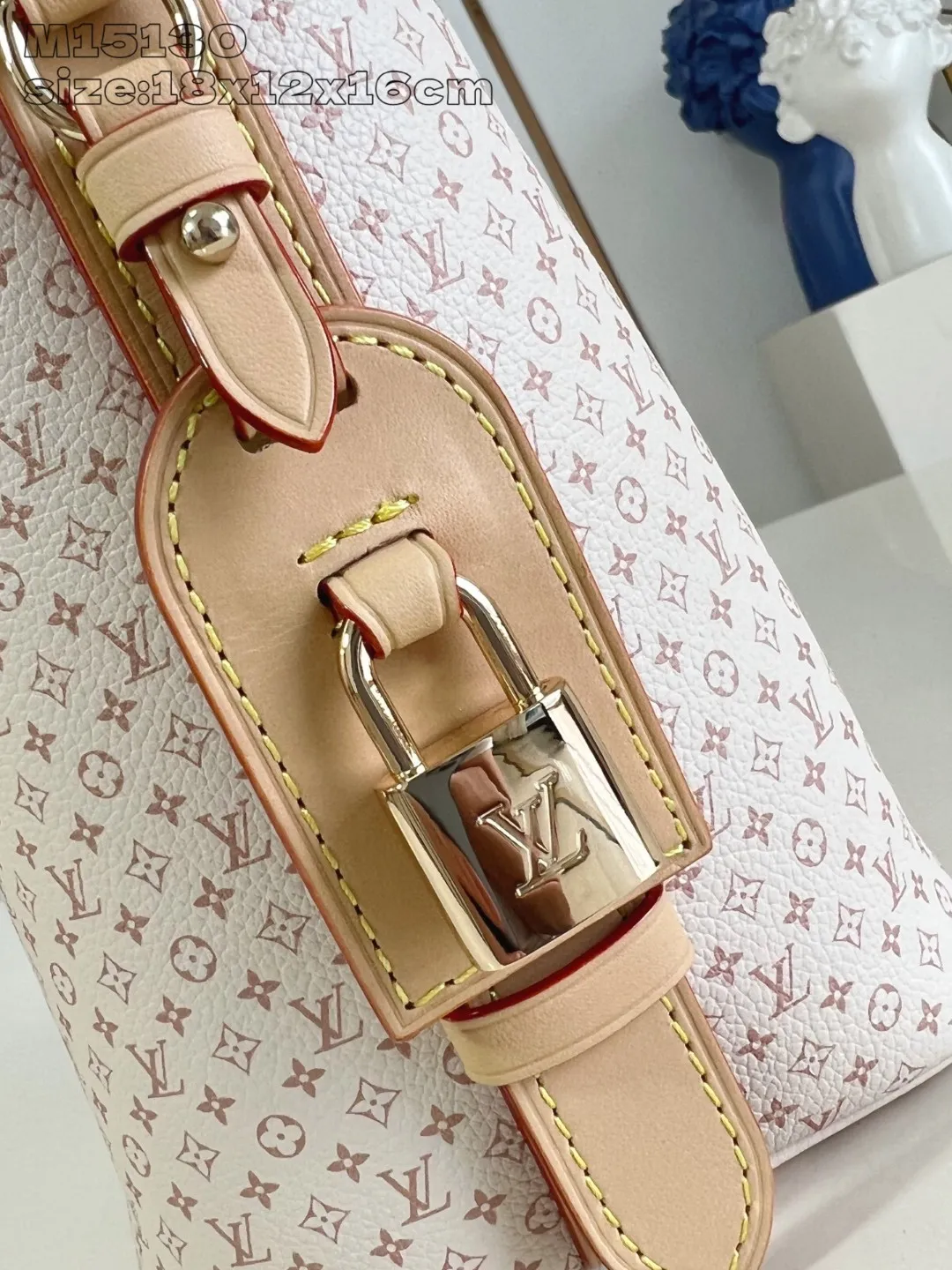 💰1180 Top original individual real shot M15130] Louis Vuitton uses LV Romance elements to convey vitality and launches this All In BB handbag in the 2025 early autumn series. The classic Monogram and Damier patterns are creatively blended, and the delicate cowhide leather body is embellished with iconic padlocks and Bloom decorations. Plenty of space to easily store daily necessities, and the detachable zipper bag keeps small items safe and secure. 18 x 12 x 16 cm (height x width x length)