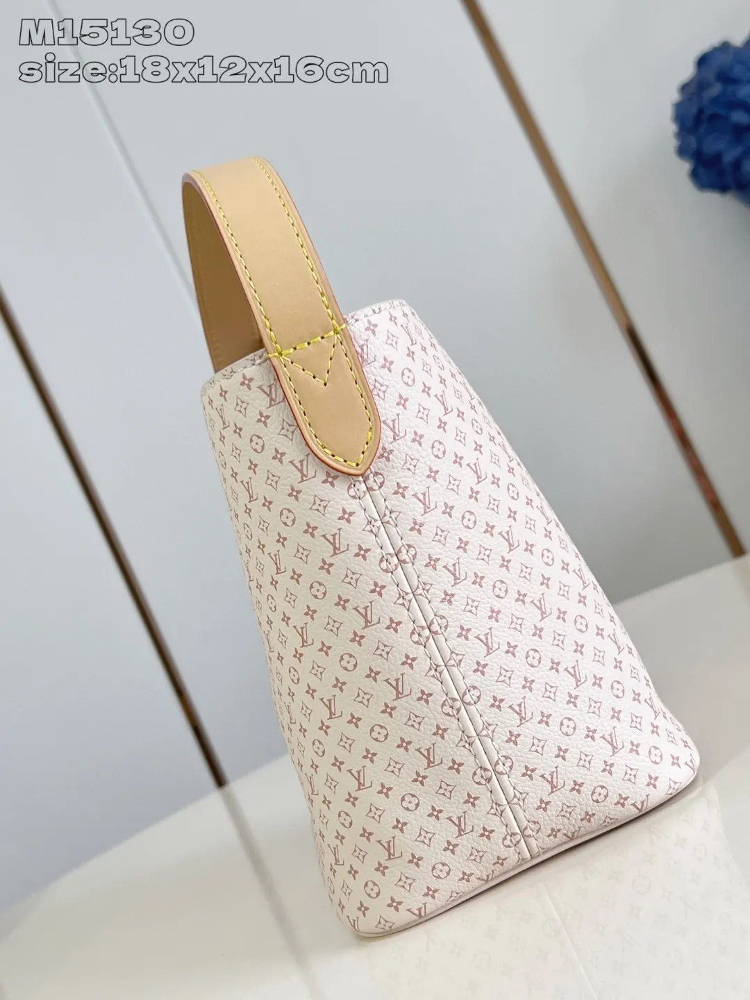 💰1180 Top original individual real shot M15130] Louis Vuitton uses LV Romance elements to convey vitality and launches this All In BB handbag in the 2025 early autumn series. The classic Monogram and Damier patterns are creatively blended, and the delicate cowhide leather body is embellished with iconic padlocks and Bloom decorations. Plenty of space to easily store daily necessities, and the detachable zipper bag keeps small items safe and secure. 18 x 12 x 16 cm (height x width x length)
