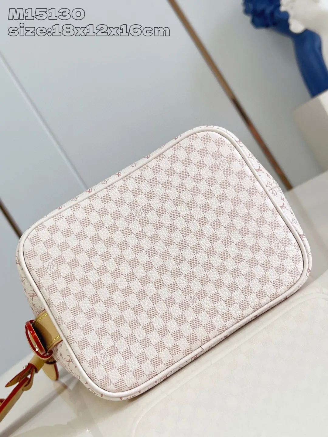 💰1180 Top original individual real shot M15130] Louis Vuitton uses LV Romance elements to convey vitality and launches this All In BB handbag in the 2025 early autumn series. The classic Monogram and Damier patterns are creatively blended, and the delicate cowhide leather body is embellished with iconic padlocks and Bloom decorations. Plenty of space to easily store daily necessities, and the detachable zipper bag keeps small items safe and secure. 18 x 12 x 16 cm (height x width x length)