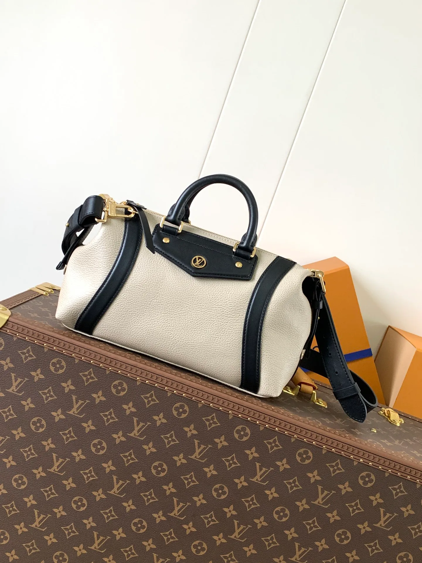 💰1420 (top layer leather) small size top original order, transcoding chip black M14623 mini M14514 small size M14700 medium size dark gray M14702 medium size light gray M14721 small size M14721 medium size This Nano LV Rider handbag comes from the 2025 spring and summer series. It is pixelated grain sheep leather blended with smooth cow leather elements, and then LV The Circle logo is the finishing touch with a sophisticated patch. The foldable configuration makes it easy to store in a suitcase, and the modern design adds a rock-n-roll edge to any look.  Mini 10 x 10 x 23 cm Small 12 × 12 × 30 cm Medium 15 × 15 × 38 cm (H x W x L) Sheep leather Cow leather trim Textile lining Metal hardware Zipper closure Side slip straps Internal pocket Holds a 6.7-inch smartphone, Romy card holder and lipstick Shoulder strap: removable, adjustable Strap half-length: 30.0 cm Bag strap half length adjustable to: 45.0 cm Handle: double handle