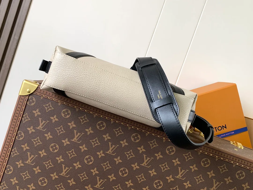💰1420 (top layer leather) small size top original order, transcoding chip black M14623 mini M14514 small size M14700 medium size dark gray M14702 medium size light gray M14721 small size M14721 medium size This Nano LV Rider handbag comes from the 2025 spring and summer series. It is pixelated grain sheep leather blended with smooth cow leather elements, and then LV The Circle logo is the finishing touch with a sophisticated patch. The foldable configuration makes it easy to store in a suitcase, and the modern design adds a rock-n-roll edge to any look.  Mini 10 x 10 x 23 cm Small 12 × 12 × 30 cm Medium 15 × 15 × 38 cm (H x W x L) Sheep leather Cow leather trim Textile lining Metal hardware Zipper closure Side slip straps Internal pocket Holds a 6.7-inch smartphone, Romy card holder and lipstick Shoulder strap: removable, adjustable Strap half-length: 30.0 cm Bag strap half length adjustable to: 45.0 cm Handle: double handle