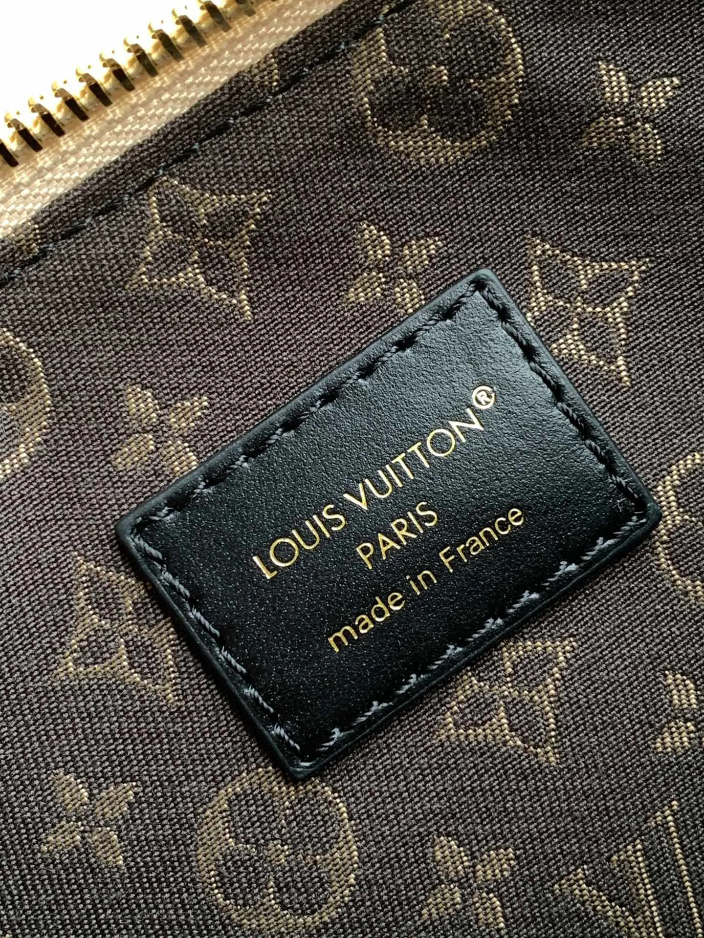 💰1420 (top layer leather) small size top original order, transcoding chip black M14623 mini M14514 small size M14700 medium size dark gray M14702 medium size light gray M14721 small size M14721 medium size This Nano LV Rider handbag comes from the 2025 spring and summer series. It is pixelated grain sheep leather blended with smooth cow leather elements, and then LV The Circle logo is the finishing touch with a sophisticated patch. The foldable configuration makes it easy to store in a suitcase, and the modern design adds a rock-n-roll edge to any look.  Mini 10 x 10 x 23 cm Small 12 × 12 × 30 cm Medium 15 × 15 × 38 cm (H x W x L) Sheep leather Cow leather trim Textile lining Metal hardware Zipper closure Side slip straps Internal pocket Holds a 6.7-inch smartphone, Romy card holder and lipstick Shoulder strap: removable, adjustable Strap half-length: 30.0 cm Bag strap half length adjustable to: 45.0 cm Handle: double handle