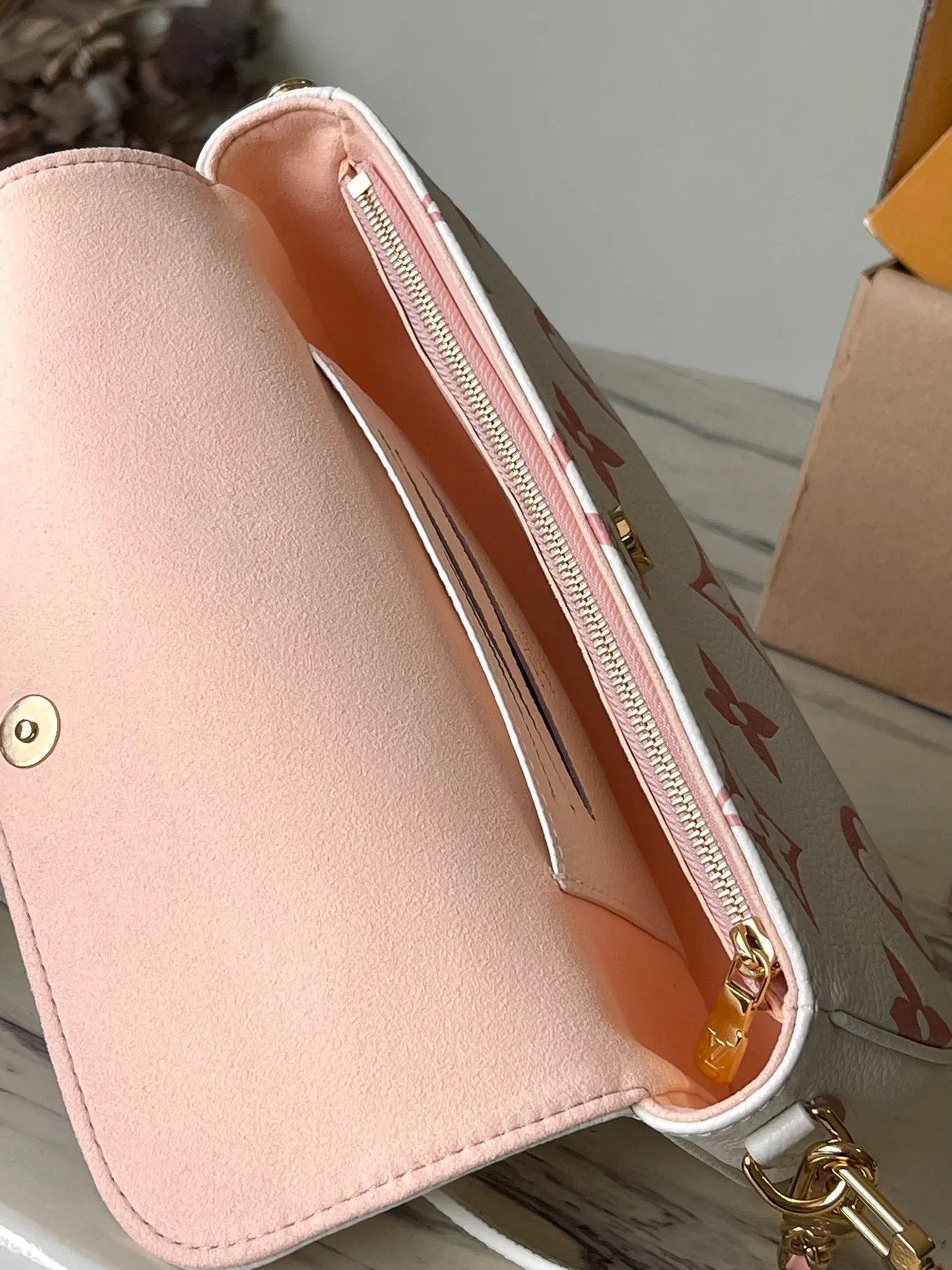 💰900 (top layer leather) top original order M83026, support counter inspection, duty-free goods photos taken are consistent with the product without unpacking. This product is an exclusive duty-free product in the market and is the highest-end product. Inspection is supported. This product has passed strict inspection and is flawless. Please wear gloves when touching the product. This product is not returnable or exchangeable. Please confirm the product first and then remove the label on the handle. This product is temporarily not open to the public, only regular customers, and is in short supply. Dimensions: 23,5 x 12 x 4,3 cm