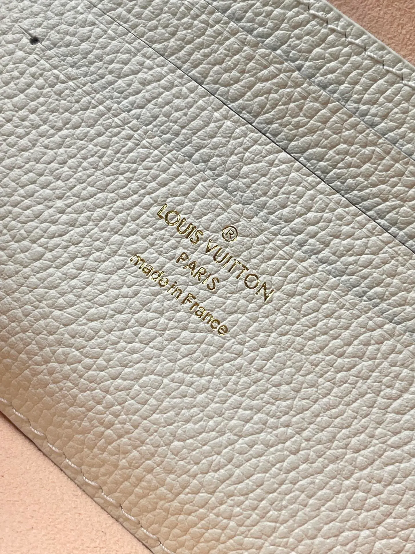 💰900 (top layer leather) top original order M83026, support counter inspection, duty-free goods photos taken are consistent with the product without unpacking. This product is an exclusive duty-free product in the market and is the highest-end product. Inspection is supported. This product has passed strict inspection and is flawless. Please wear gloves when touching the product. This product is not returnable or exchangeable. Please confirm the product first and then remove the label on the handle. This product is temporarily not open to the public, only regular customers, and is in short supply. Dimensions: 23,5 x 12 x 4,3 cm