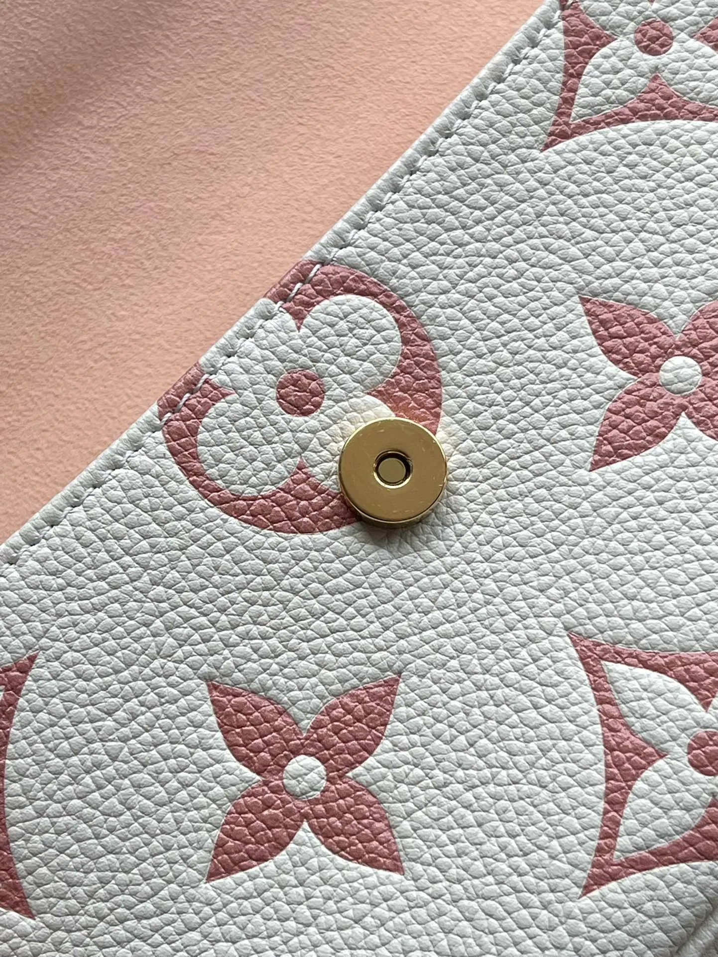 💰900 (top layer leather) top original order M83026, support counter inspection, duty-free goods photos taken are consistent with the product without unpacking. This product is an exclusive duty-free product in the market and is the highest-end product. Inspection is supported. This product has passed strict inspection and is flawless. Please wear gloves when touching the product. This product is not returnable or exchangeable. Please confirm the product first and then remove the label on the handle. This product is temporarily not open to the public, only regular customers, and is in short supply. Dimensions: 23,5 x 12 x 4,3 cm