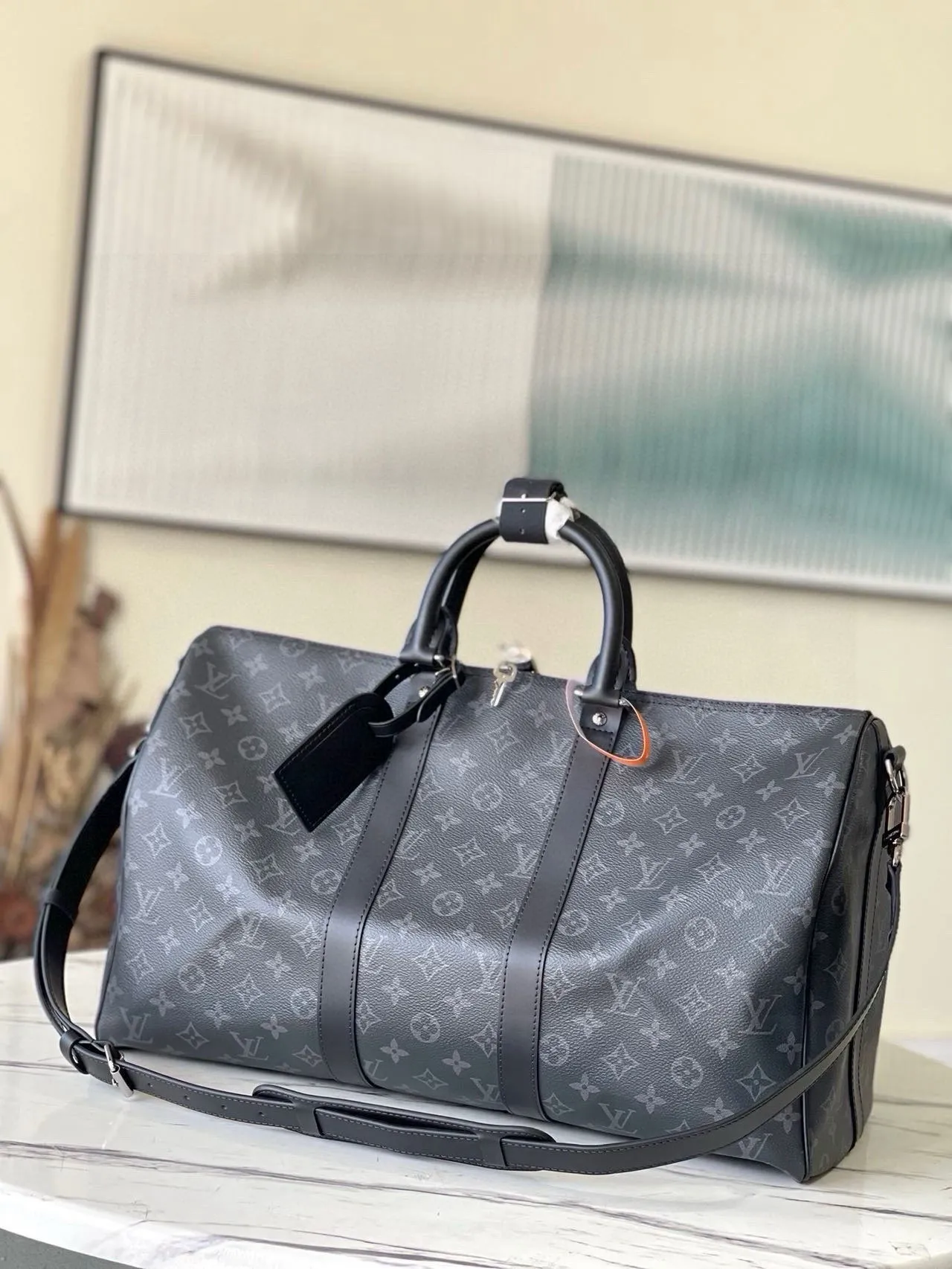 💰960 (45 size) top original order M40569 black flower, spacious capacity, flexible use. Durable, safe and reliable. Fashionable style, mature and stable. Features a secure double zipper and padlock, making it perfect for business or pleasure. Dimensions: 45 × 27 × 20 cm
