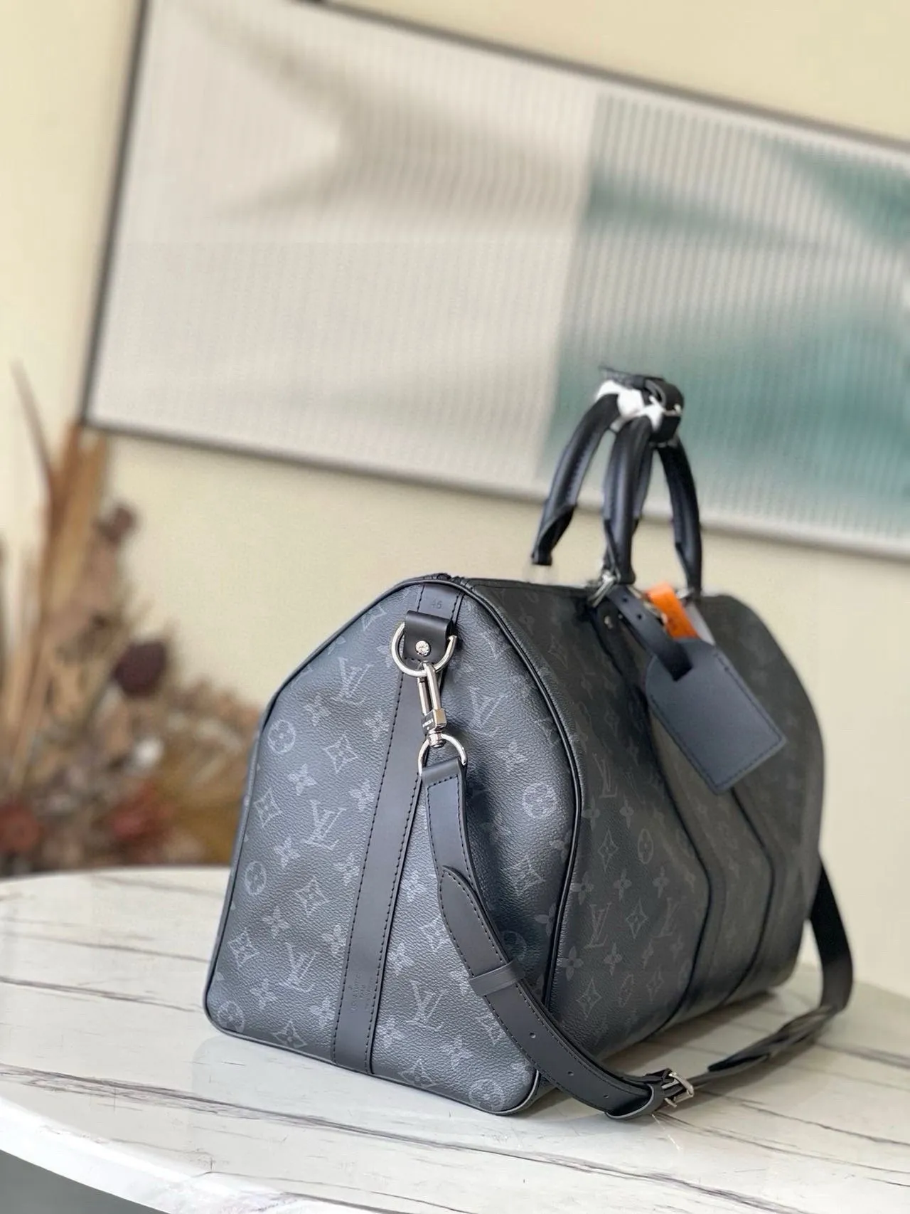 💰960 (45 size) top original order M40569 black flower, spacious capacity, flexible use. Durable, safe and reliable. Fashionable style, mature and stable. Features a secure double zipper and padlock, making it perfect for business or pleasure. Dimensions: 45 × 27 × 20 cm