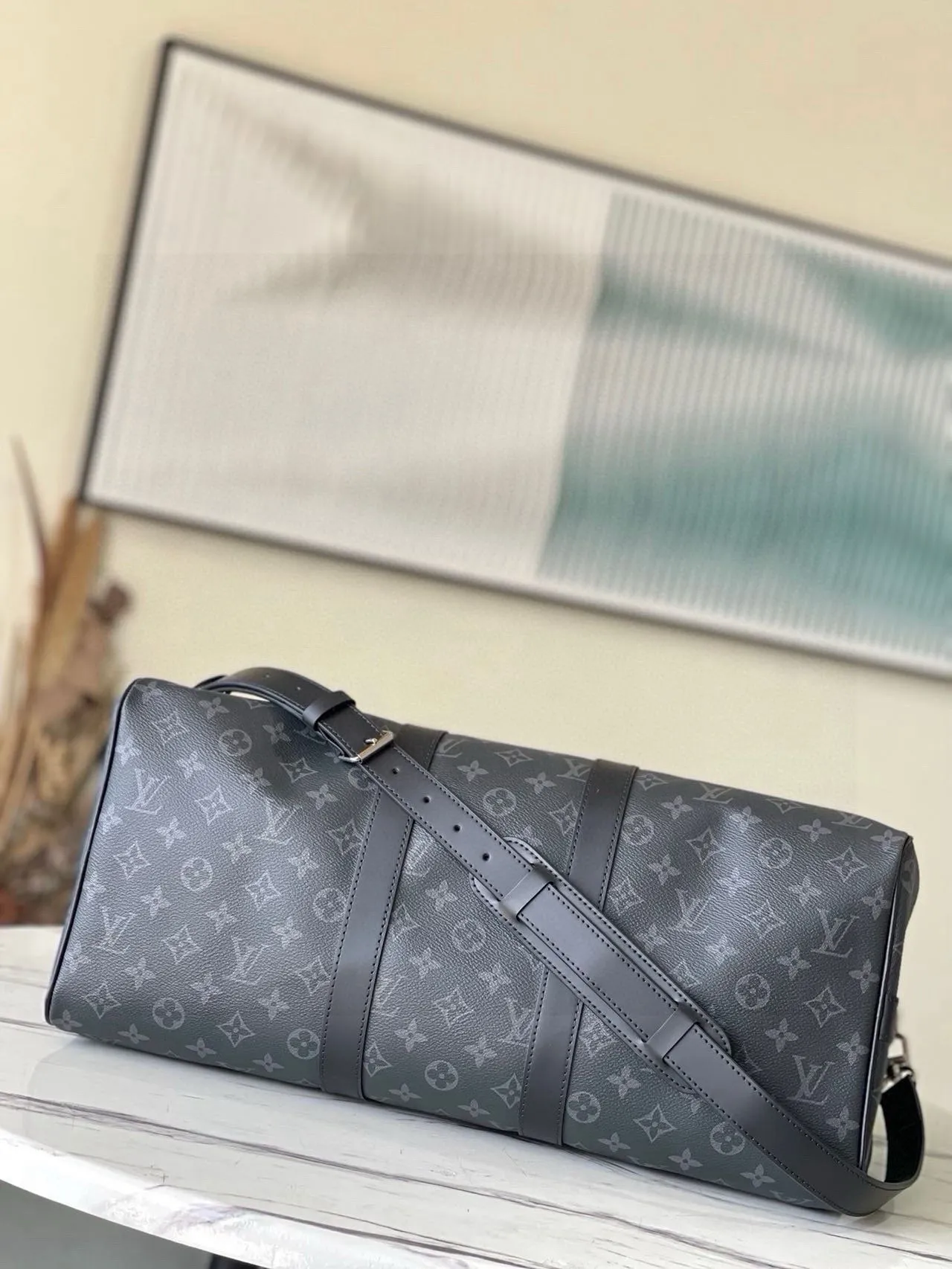 💰960 (45 size) top original order M40569 black flower, spacious capacity, flexible use. Durable, safe and reliable. Fashionable style, mature and stable. Features a secure double zipper and padlock, making it perfect for business or pleasure. Dimensions: 45 × 27 × 20 cm