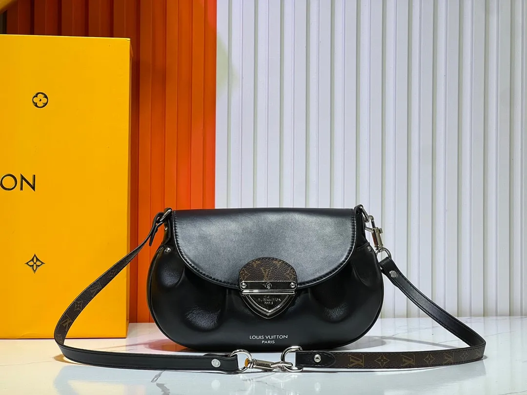 Batch 260💰Upgraded original M46829 black leather gray leather presbyopia Sunset handbag focusing on Monogram Denim canvas. The material is made through multiple processes. The Monogram pattern is woven from cotton yarn certified by the Global Organic Textile Standard and then bleached. The finished product is sand-washed to create a unique look, and branded buckles add an eye-catching touch. 27.0 x 18.0 x 3.0 cm (length x height x width)