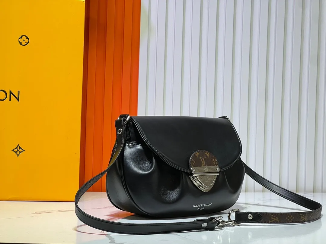 Batch 260💰Upgraded original M46829 black leather gray leather presbyopia Sunset handbag focusing on Monogram Denim canvas. The material is made through multiple processes. The Monogram pattern is woven from cotton yarn certified by the Global Organic Textile Standard and then bleached. The finished product is sand-washed to create a unique look, and branded buckles add an eye-catching touch. 27.0 x 18.0 x 3.0 cm (length x height x width)