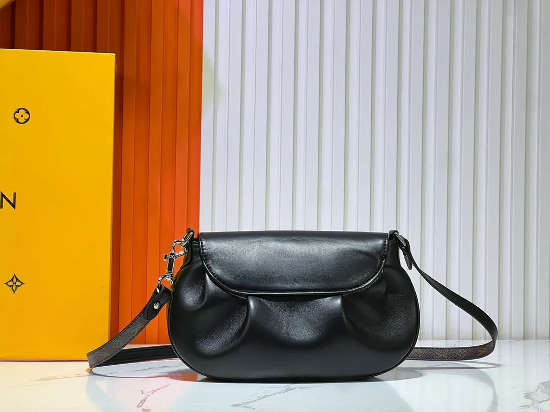 Batch 260💰Upgraded original M46829 black leather gray leather presbyopia Sunset handbag focusing on Monogram Denim canvas. The material is made through multiple processes. The Monogram pattern is woven from cotton yarn certified by the Global Organic Textile Standard and then bleached. The finished product is sand-washed to create a unique look, and branded buckles add an eye-catching touch. 27.0 x 18.0 x 3.0 cm (length x height x width)