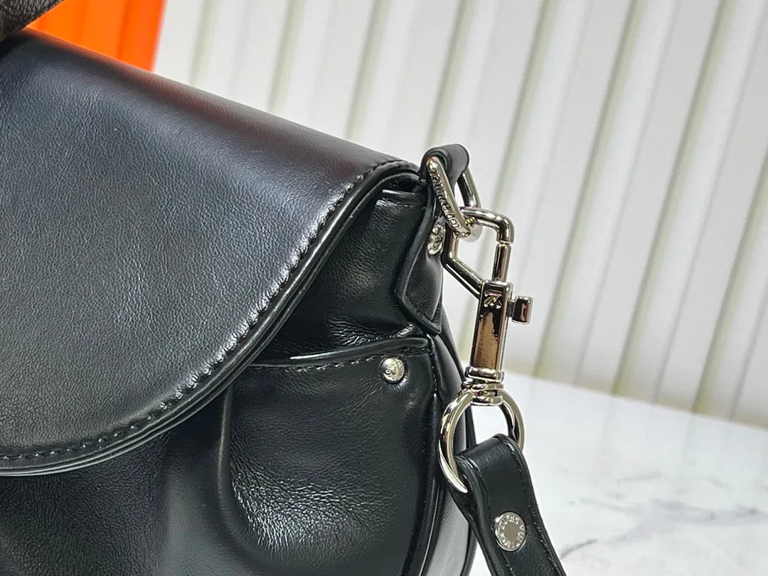 Batch 260💰Upgraded original M46829 black leather gray leather presbyopia Sunset handbag focusing on Monogram Denim canvas. The material is made through multiple processes. The Monogram pattern is woven from cotton yarn certified by the Global Organic Textile Standard and then bleached. The finished product is sand-washed to create a unique look, and branded buckles add an eye-catching touch. 27.0 x 18.0 x 3.0 cm (length x height x width)
