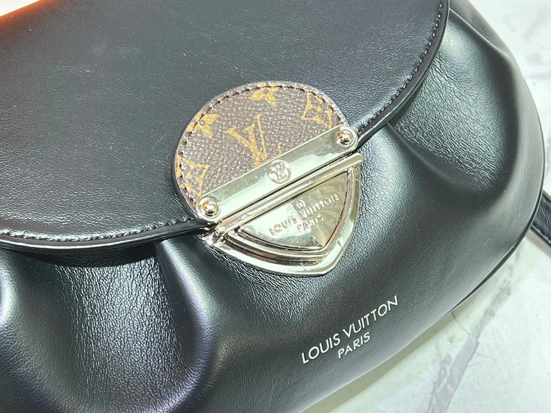 Batch 260💰Upgraded original M46829 black leather gray leather presbyopia Sunset handbag focusing on Monogram Denim canvas. The material is made through multiple processes. The Monogram pattern is woven from cotton yarn certified by the Global Organic Textile Standard and then bleached. The finished product is sand-washed to create a unique look, and branded buckles add an eye-catching touch. 27.0 x 18.0 x 3.0 cm (length x height x width)