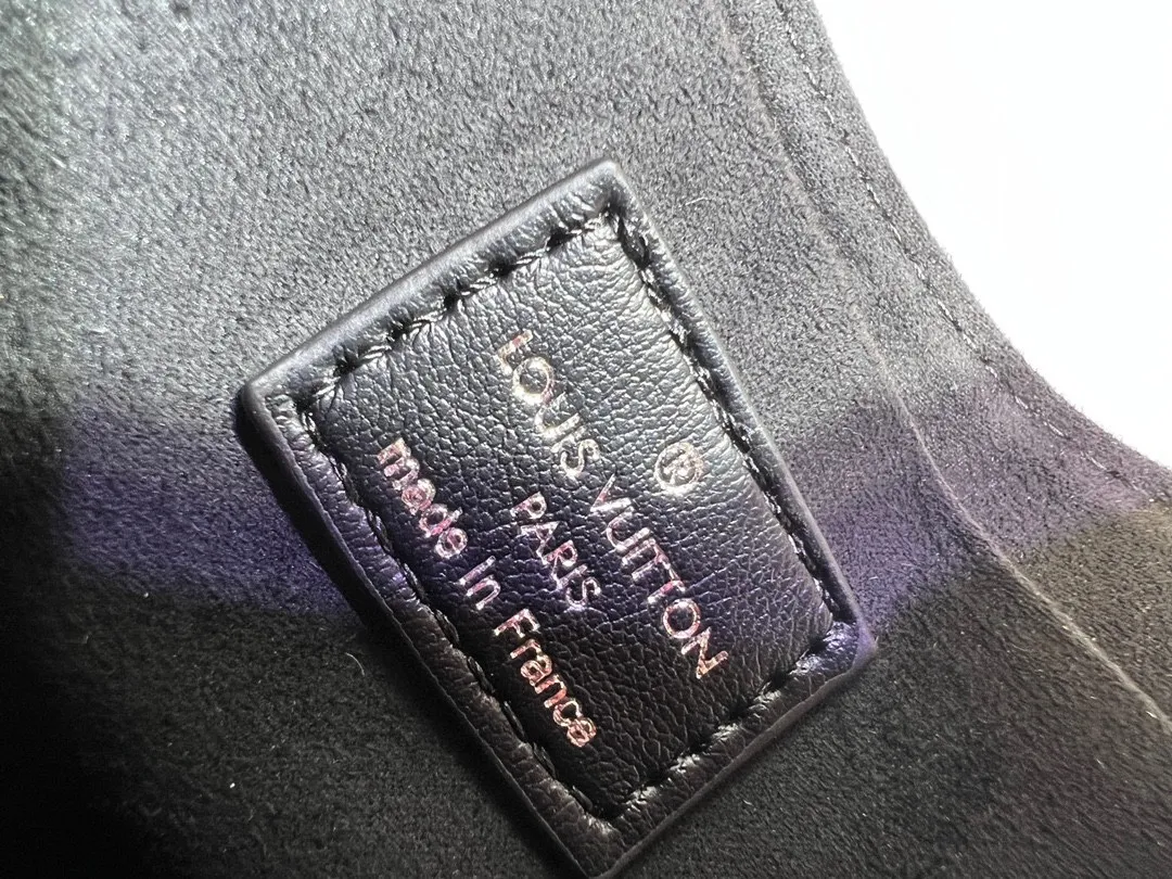 Batch 260💰Upgraded original M46829 black leather gray leather presbyopia Sunset handbag focusing on Monogram Denim canvas. The material is made through multiple processes. The Monogram pattern is woven from cotton yarn certified by the Global Organic Textile Standard and then bleached. The finished product is sand-washed to create a unique look, and branded buckles add an eye-catching touch. 27.0 x 18.0 x 3.0 cm (length x height x width)