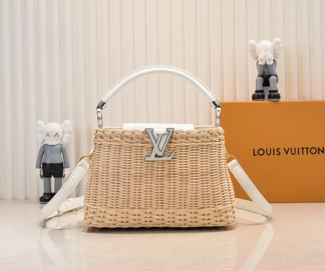 The upgraded version of P680 M11619 crocodile pattern CapucinesBB handbag has a unique rattan weaving structure, paying tribute to the Louis Vuitton picnic box design that came out in 1892. The cow leather shapes the top handle and flap, the LV letters reveal a metallic texture, and the detachable and adjustable leather shoulder strap makes it easy to carry on the shoulder. The gift box packaging provided with this product may be reasonably adjusted depending on the stock situation, and may be different from the packaging style displayed on this product page. Please refer to the actual gift box packaging style received for details. Size:27×17.3×9cm