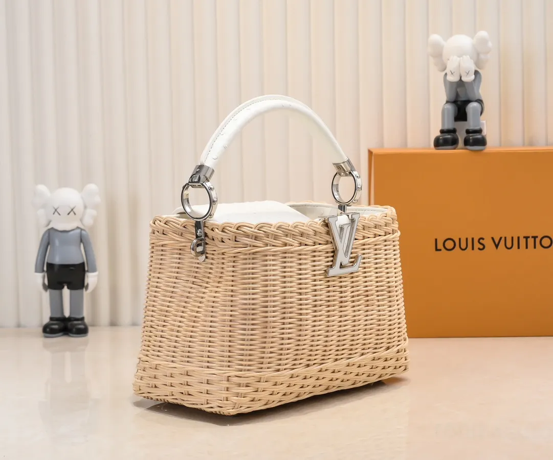 The upgraded version of P680 M11619 crocodile pattern CapucinesBB handbag has a unique rattan weaving structure, paying tribute to the Louis Vuitton picnic box design that came out in 1892. The cow leather shapes the top handle and flap, the LV letters reveal a metallic texture, and the detachable and adjustable leather shoulder strap makes it easy to carry on the shoulder. The gift box packaging provided with this product may be reasonably adjusted depending on the stock situation, and may be different from the packaging style displayed on this product page. Please refer to the actual gift box packaging style received for details. Size:27×17.3×9cm