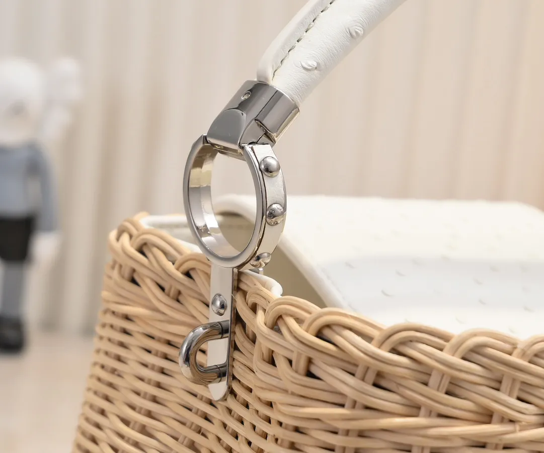 The upgraded version of P680 M11619 crocodile pattern CapucinesBB handbag has a unique rattan weaving structure, paying tribute to the Louis Vuitton picnic box design that came out in 1892. The cow leather shapes the top handle and flap, the LV letters reveal a metallic texture, and the detachable and adjustable leather shoulder strap makes it easy to carry on the shoulder. The gift box packaging provided with this product may be reasonably adjusted depending on the stock situation, and may be different from the packaging style displayed on this product page. Please refer to the actual gift box packaging style received for details. Size:27×17.3×9cm