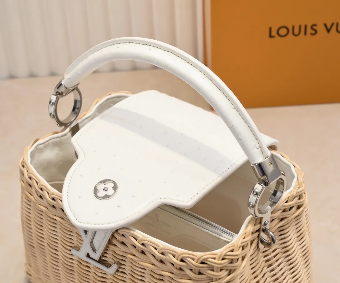 The upgraded version of P680 M11619 crocodile pattern CapucinesBB handbag has a unique rattan weaving structure, paying tribute to the Louis Vuitton picnic box design that came out in 1892. The cow leather shapes the top handle and flap, the LV letters reveal a metallic texture, and the detachable and adjustable leather shoulder strap makes it easy to carry on the shoulder. The gift box packaging provided with this product may be reasonably adjusted depending on the stock situation, and may be different from the packaging style displayed on this product page. Please refer to the actual gift box packaging style received for details. Size:27×17.3×9cm