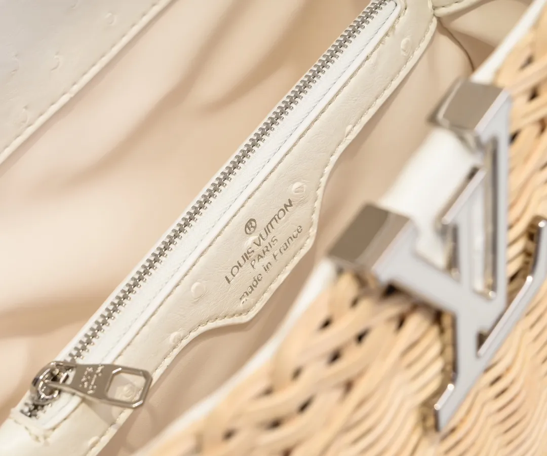 The upgraded version of P680 M11619 crocodile pattern CapucinesBB handbag has a unique rattan weaving structure, paying tribute to the Louis Vuitton picnic box design that came out in 1892. The cow leather shapes the top handle and flap, the LV letters reveal a metallic texture, and the detachable and adjustable leather shoulder strap makes it easy to carry on the shoulder. The gift box packaging provided with this product may be reasonably adjusted depending on the stock situation, and may be different from the packaging style displayed on this product page. Please refer to the actual gift box packaging style received for details. Size:27×17.3×9cm
