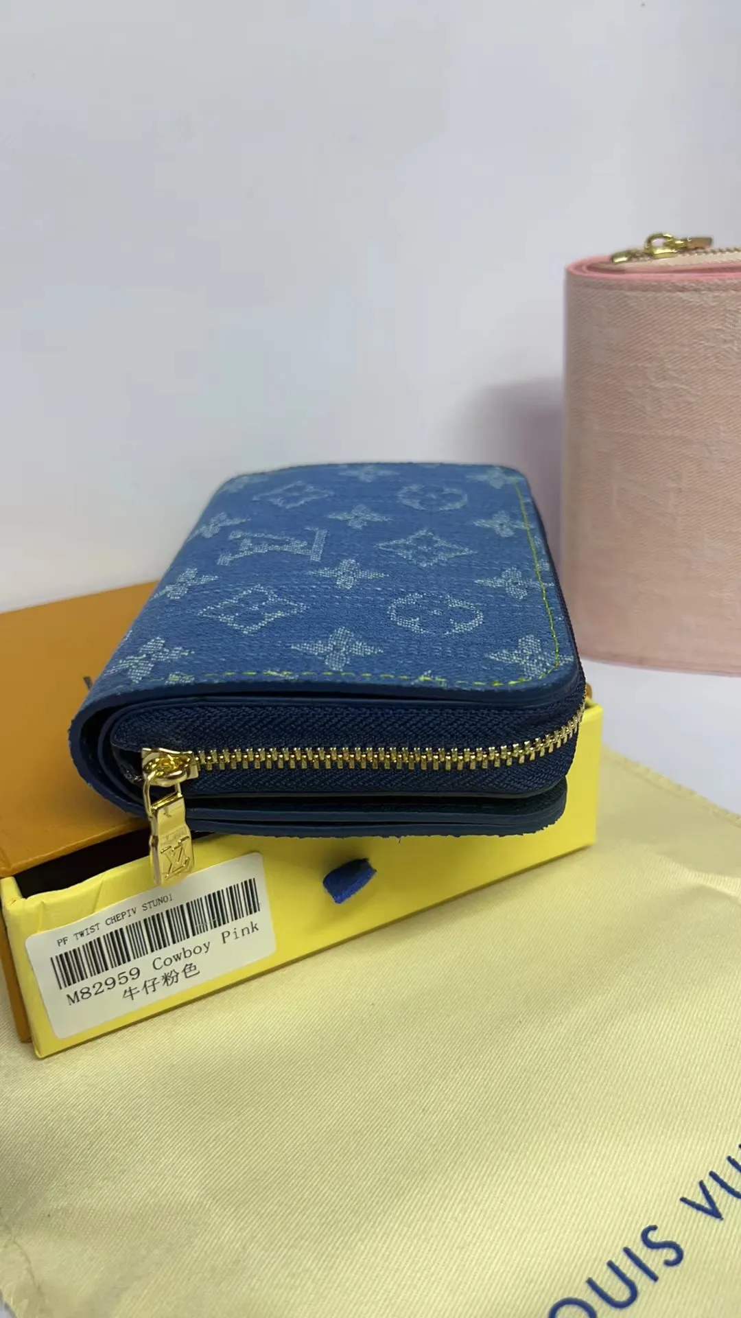 P150💰M83689 83160 This Cléa wallet is made of Monogram Empreinte soft grained cowhide, embellished with Louis Vuitton's iconic Monogram embossed pattern. It has a stylish design, is exquisite and compact but has a spacious capacity. It is equipped with an external patch pocket, zipper coin pocket, banknote compartment and six credit card slots.