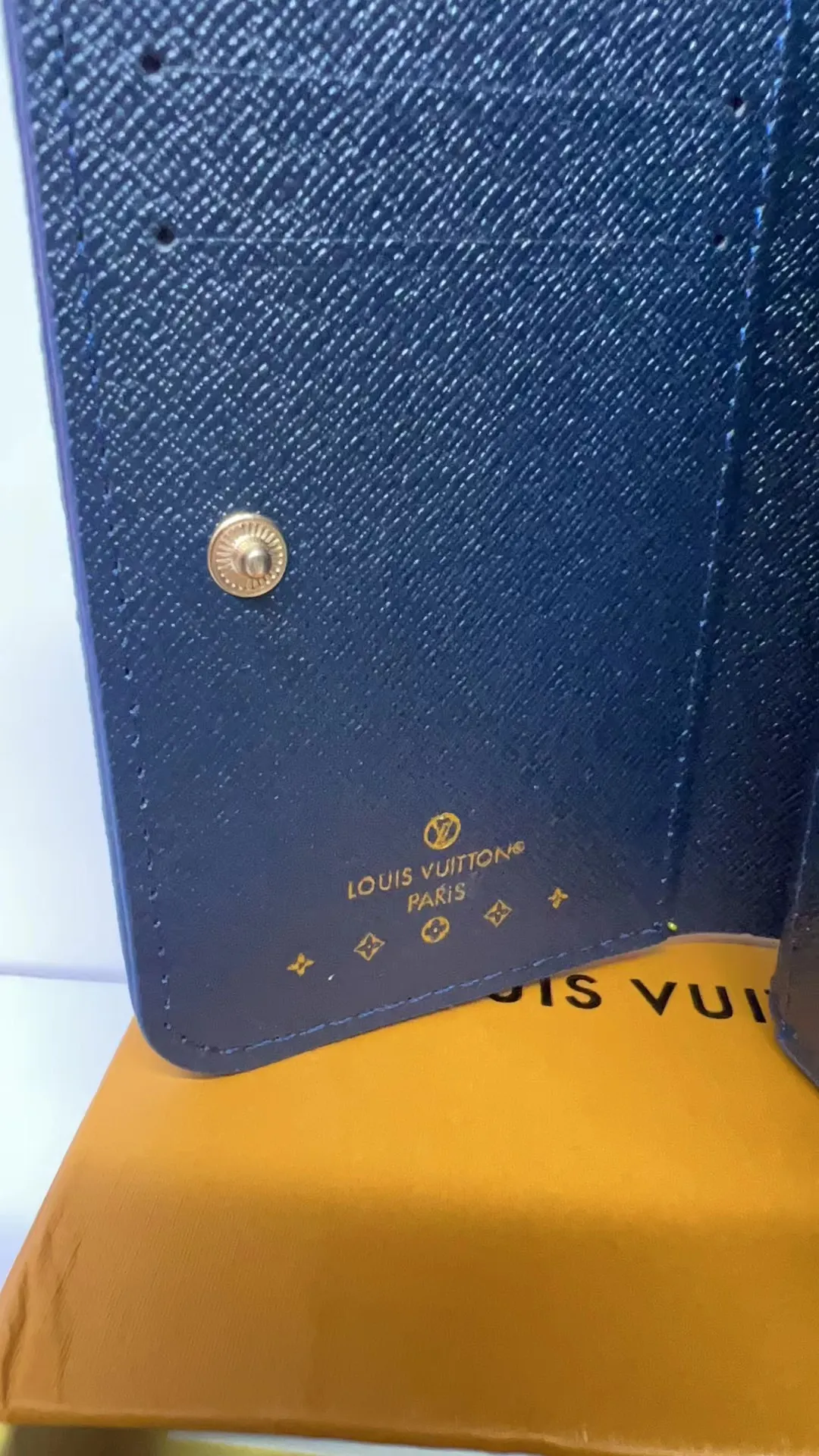 P150💰M83689 83160 This Cléa wallet is made of Monogram Empreinte soft grained cowhide, embellished with Louis Vuitton's iconic Monogram embossed pattern. It has a stylish design, is exquisite and compact but has a spacious capacity. It is equipped with an external patch pocket, zipper coin pocket, banknote compartment and six credit card slots.