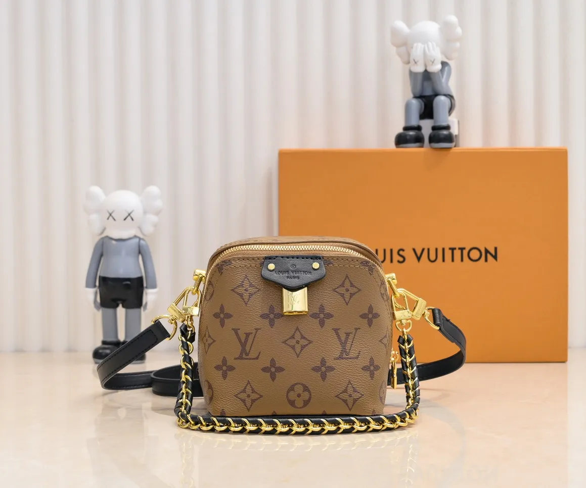 Batch 260💰M47162 Yellow Flower M47096 This Just In Case handbag from the 2024 spring and summer series was designed by designer Nicolas Ghesquière to reinterpret the Louis Vuitton travel tradition with new and fashionable gorgeous elements. The design is made of Monogram Reverse canvas. This must-have travel accessory is designed with Louis Vuitton details in a compact size, making it suitable for carrying smaller accessories to make women's travels more personalized. 13 x 14 x 11.5 cm (length x height x width)