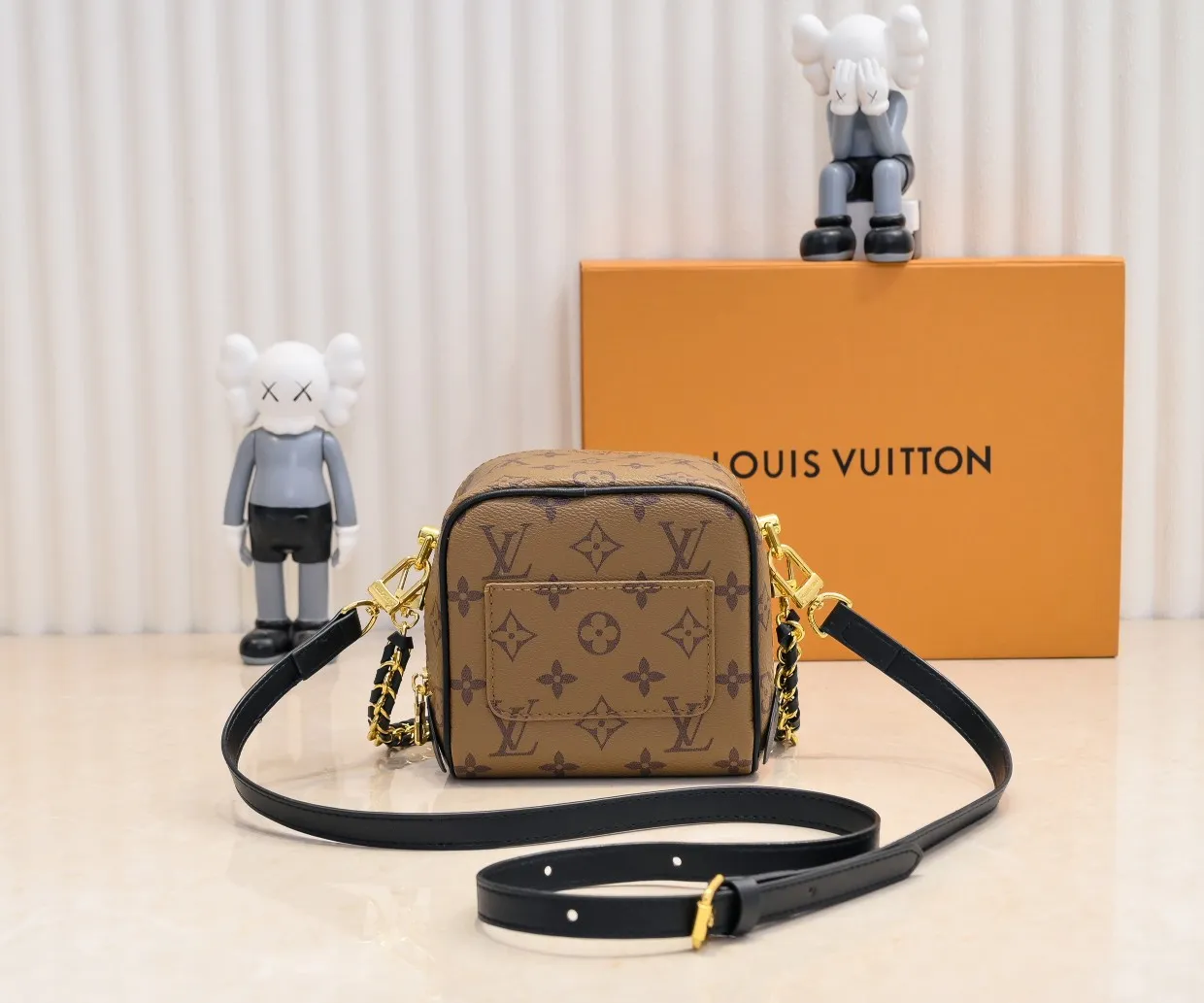 Batch 260💰M47162 Yellow Flower M47096 This Just In Case handbag from the 2024 spring and summer series was designed by designer Nicolas Ghesquière to reinterpret the Louis Vuitton travel tradition with new and fashionable gorgeous elements. The design is made of Monogram Reverse canvas. This must-have travel accessory is designed with Louis Vuitton details in a compact size, making it suitable for carrying smaller accessories to make women's travels more personalized. 13 x 14 x 11.5 cm (length x height x width)
