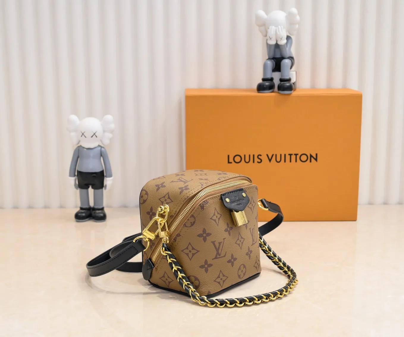 Batch 260💰M47162 Yellow Flower M47096 This Just In Case handbag from the 2024 spring and summer series was designed by designer Nicolas Ghesquière to reinterpret the Louis Vuitton travel tradition with new and fashionable gorgeous elements. The design is made of Monogram Reverse canvas. This must-have travel accessory is designed with Louis Vuitton details in a compact size, making it suitable for carrying smaller accessories to make women's travels more personalized. 13 x 14 x 11.5 cm (length x height x width)