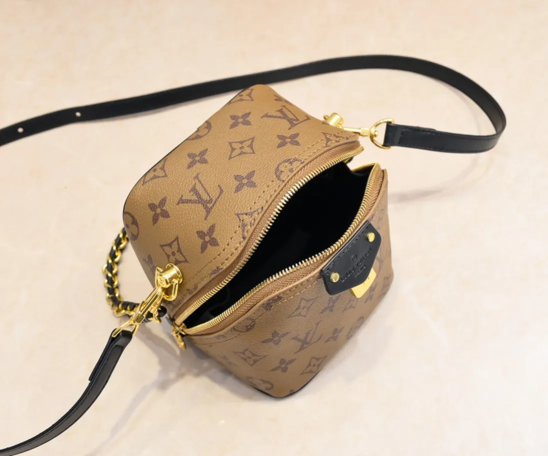Batch 260💰M47162 Yellow Flower M47096 This Just In Case handbag from the 2024 spring and summer series was designed by designer Nicolas Ghesquière to reinterpret the Louis Vuitton travel tradition with new and fashionable gorgeous elements. The design is made of Monogram Reverse canvas. This must-have travel accessory is designed with Louis Vuitton details in a compact size, making it suitable for carrying smaller accessories to make women's travels more personalized. 13 x 14 x 11.5 cm (length x height x width)