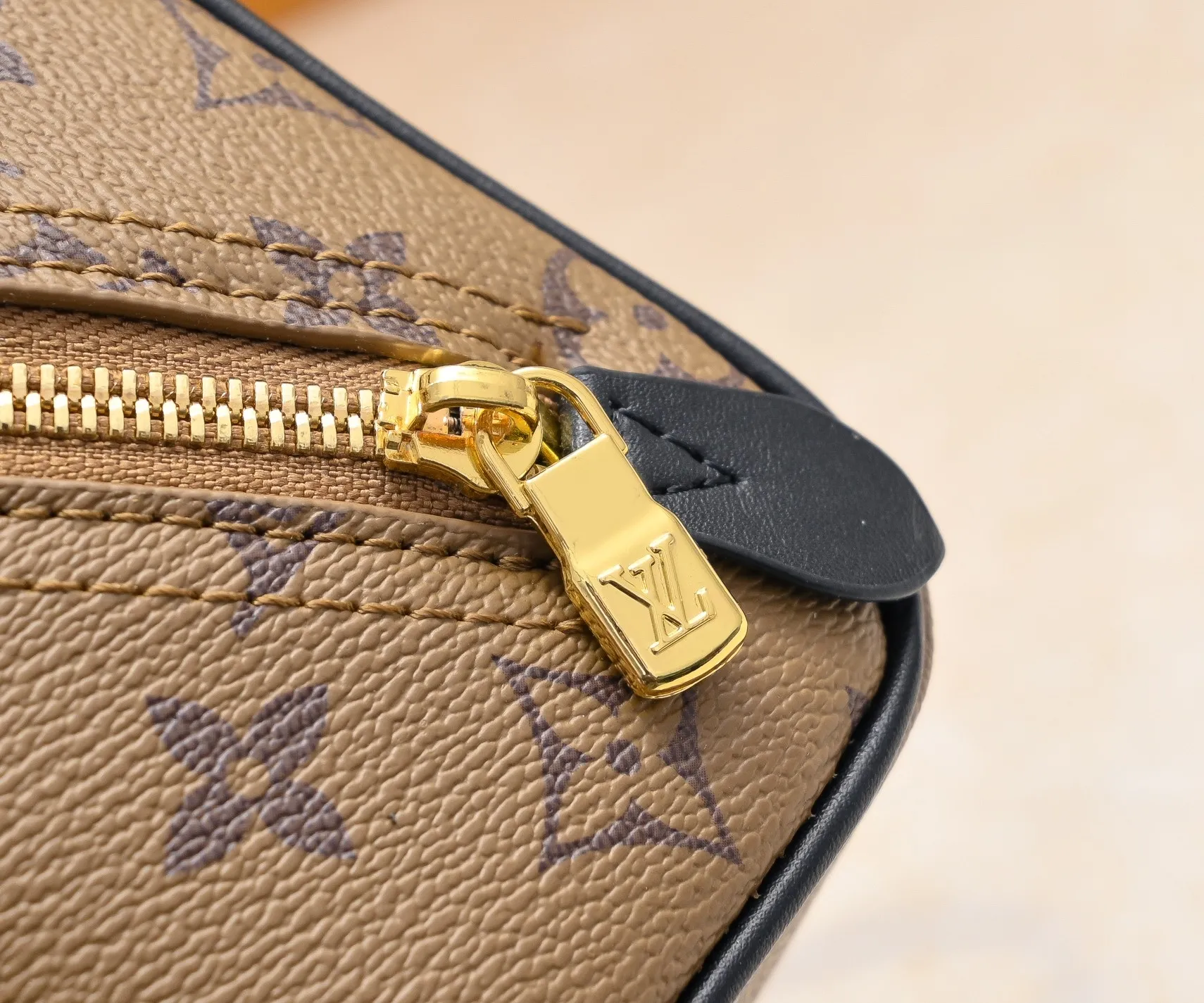 Batch 260💰M47162 Yellow Flower M47096 This Just In Case handbag from the 2024 spring and summer series was designed by designer Nicolas Ghesquière to reinterpret the Louis Vuitton travel tradition with new and fashionable gorgeous elements. The design is made of Monogram Reverse canvas. This must-have travel accessory is designed with Louis Vuitton details in a compact size, making it suitable for carrying smaller accessories to make women's travels more personalized. 13 x 14 x 11.5 cm (length x height x width)