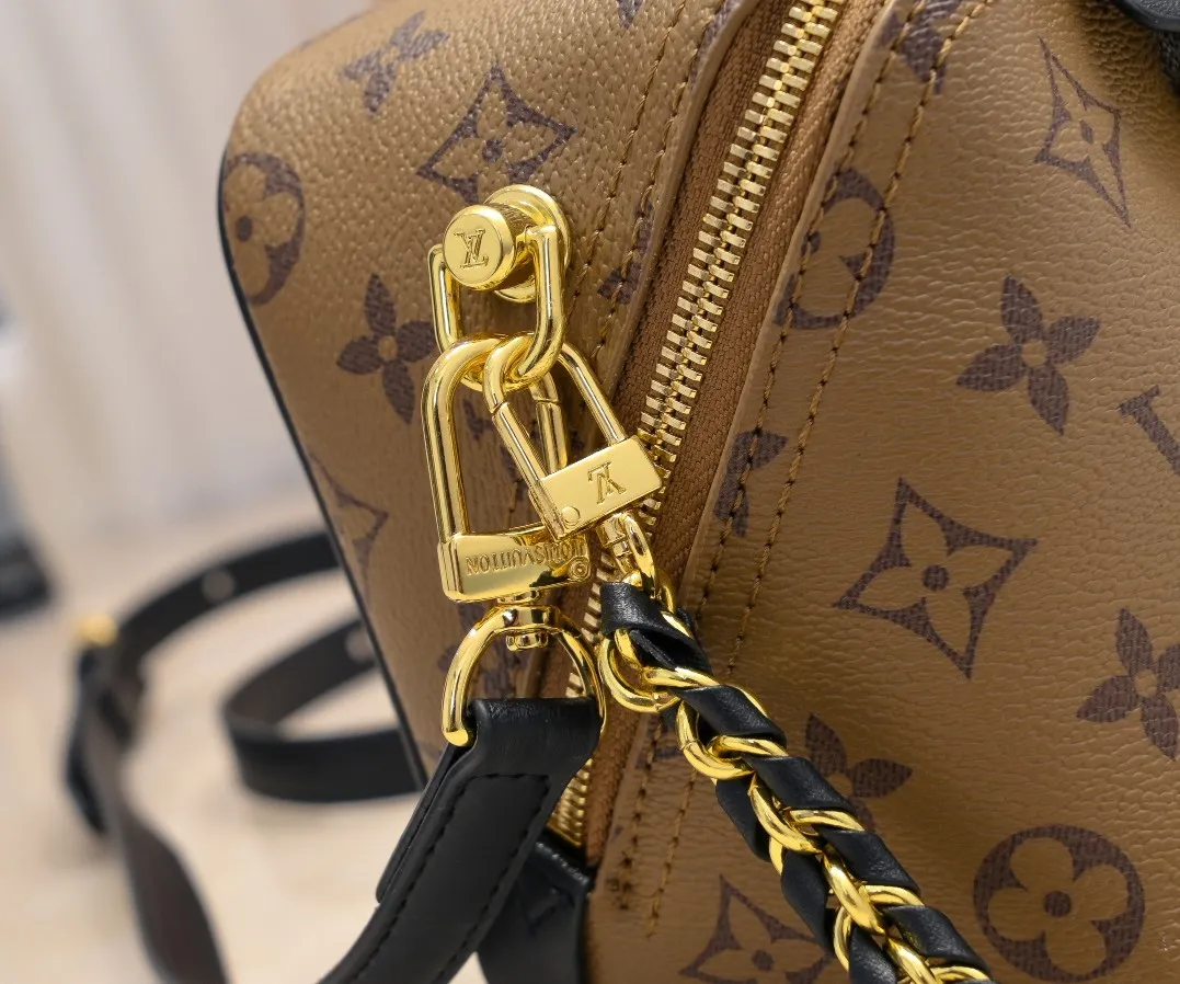 Batch 260💰M47162 Yellow Flower M47096 This Just In Case handbag from the 2024 spring and summer series was designed by designer Nicolas Ghesquière to reinterpret the Louis Vuitton travel tradition with new and fashionable gorgeous elements. The design is made of Monogram Reverse canvas. This must-have travel accessory is designed with Louis Vuitton details in a compact size, making it suitable for carrying smaller accessories to make women's travels more personalized. 13 x 14 x 11.5 cm (length x height x width)