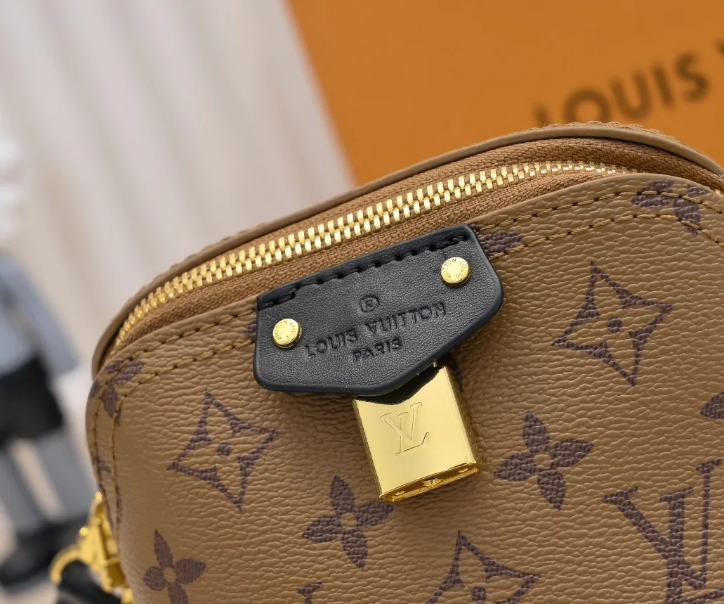 Batch 260💰M47162 Yellow Flower M47096 This Just In Case handbag from the 2024 spring and summer series was designed by designer Nicolas Ghesquière to reinterpret the Louis Vuitton travel tradition with new and fashionable gorgeous elements. The design is made of Monogram Reverse canvas. This must-have travel accessory is designed with Louis Vuitton details in a compact size, making it suitable for carrying smaller accessories to make women's travels more personalized. 13 x 14 x 11.5 cm (length x height x width)