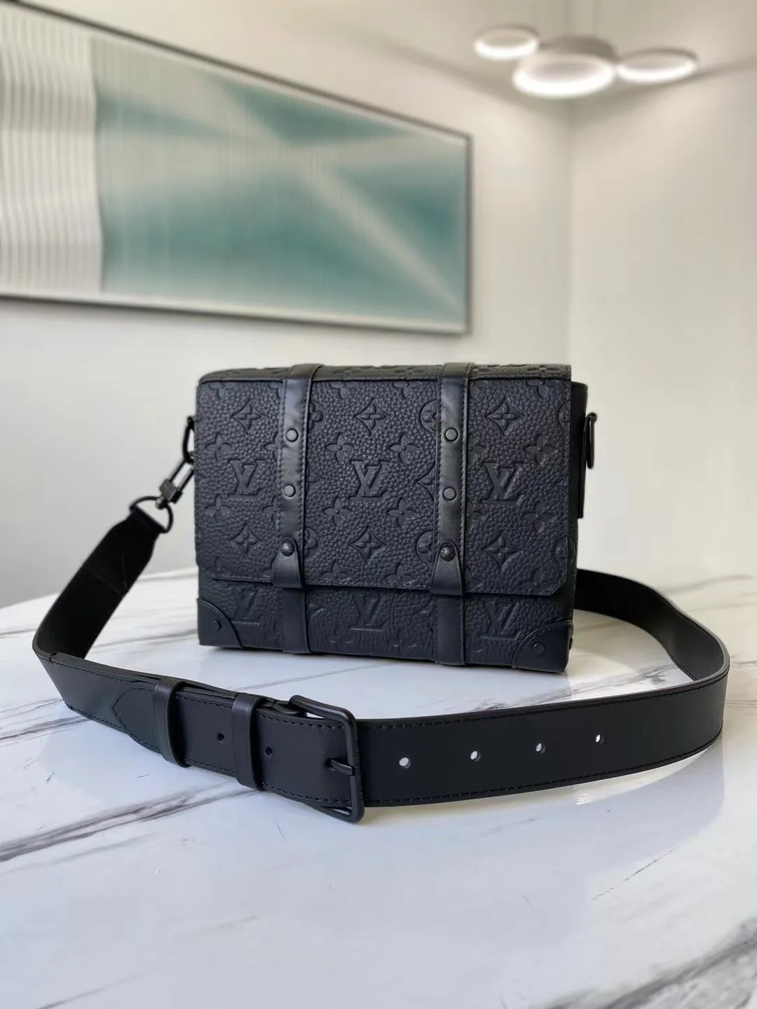 💰940 (first-grain leather) Top original order N57726 This compact rectangular trunk messenger bag is made of Monogram embossed Taurillon leather and continues the brand’s classic hard box elements such as matte black rivets and reinforced black leather corners. Removable and adjustable strap for comfortable carrying. Dimensions: 24 x 18 x 5.5 cm